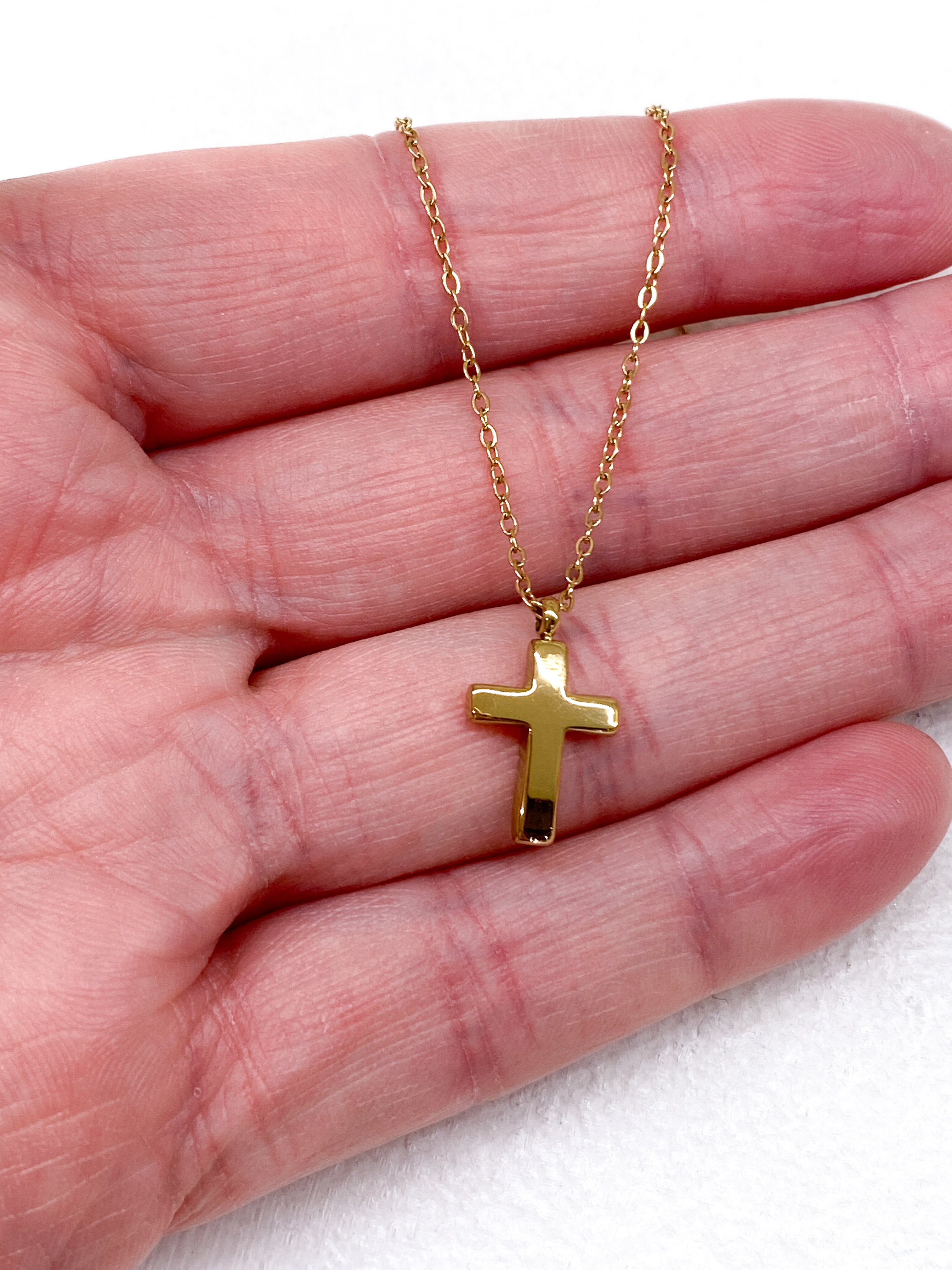 Collier fin en acier inoxydable avec croix lisse