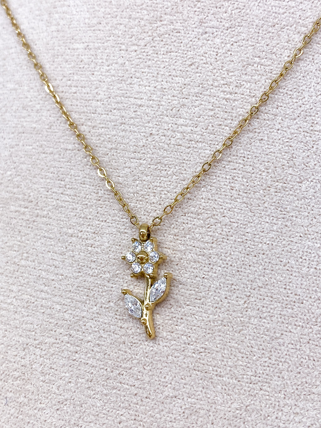 Collier fin doré fleur avec strass zircon