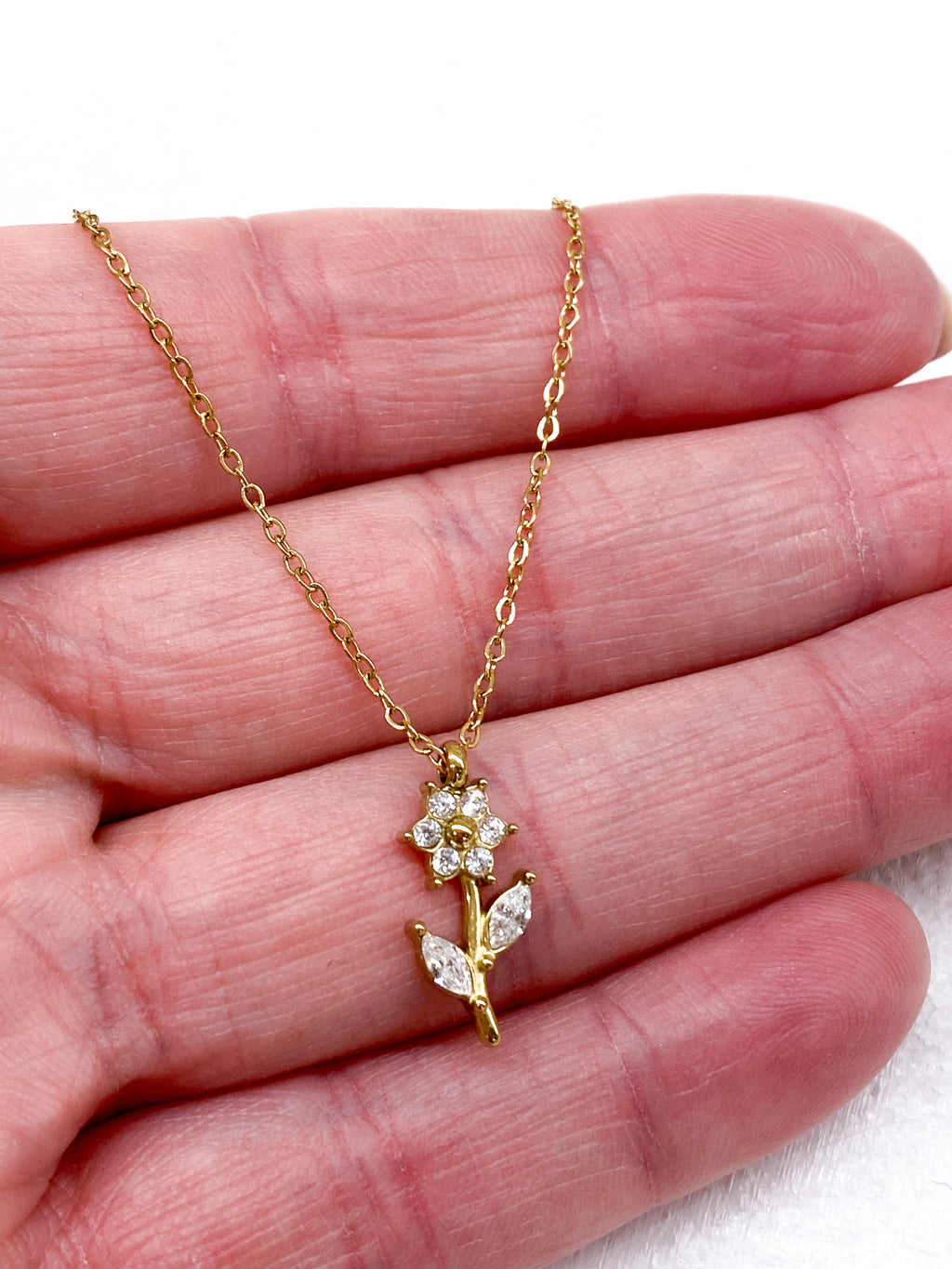 Collier fin doré fleur avec strass zircon