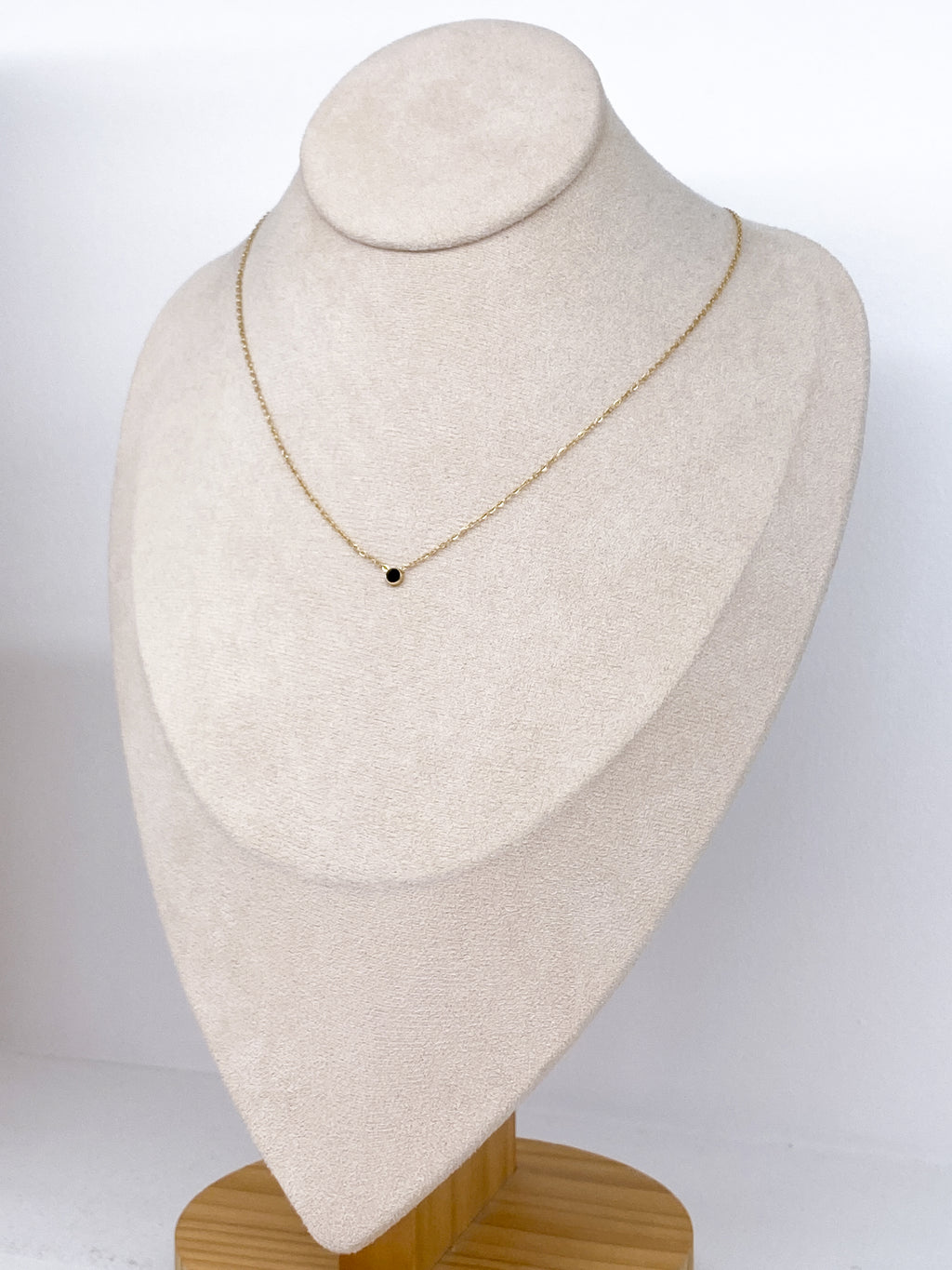 Collier fin en acier inoxydable doré avec strass noir