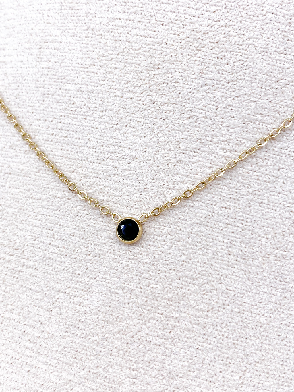 Collier fin en acier inoxydable doré avec strass noir