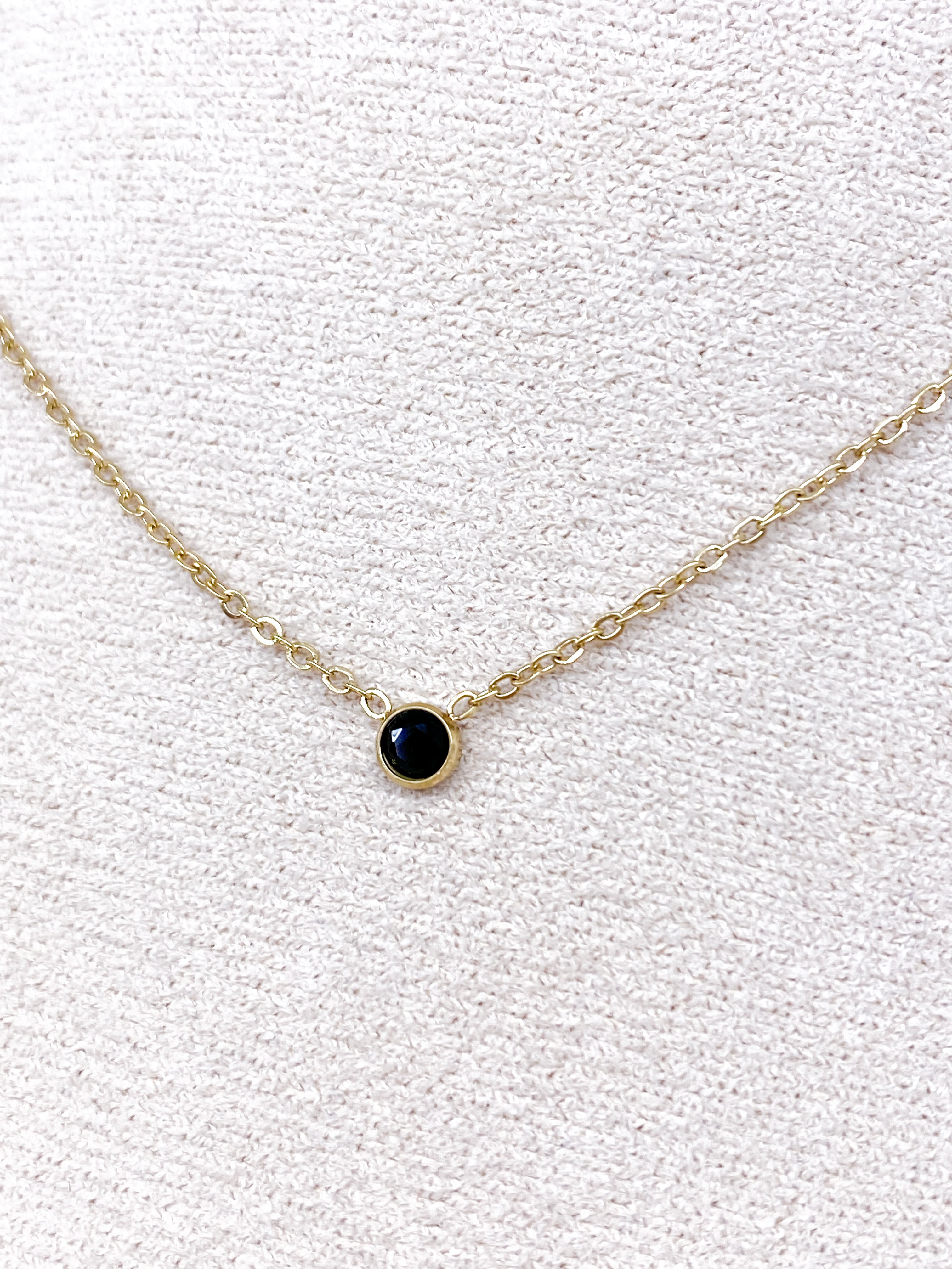 Collier fin en acier inoxydable doré avec strass noir