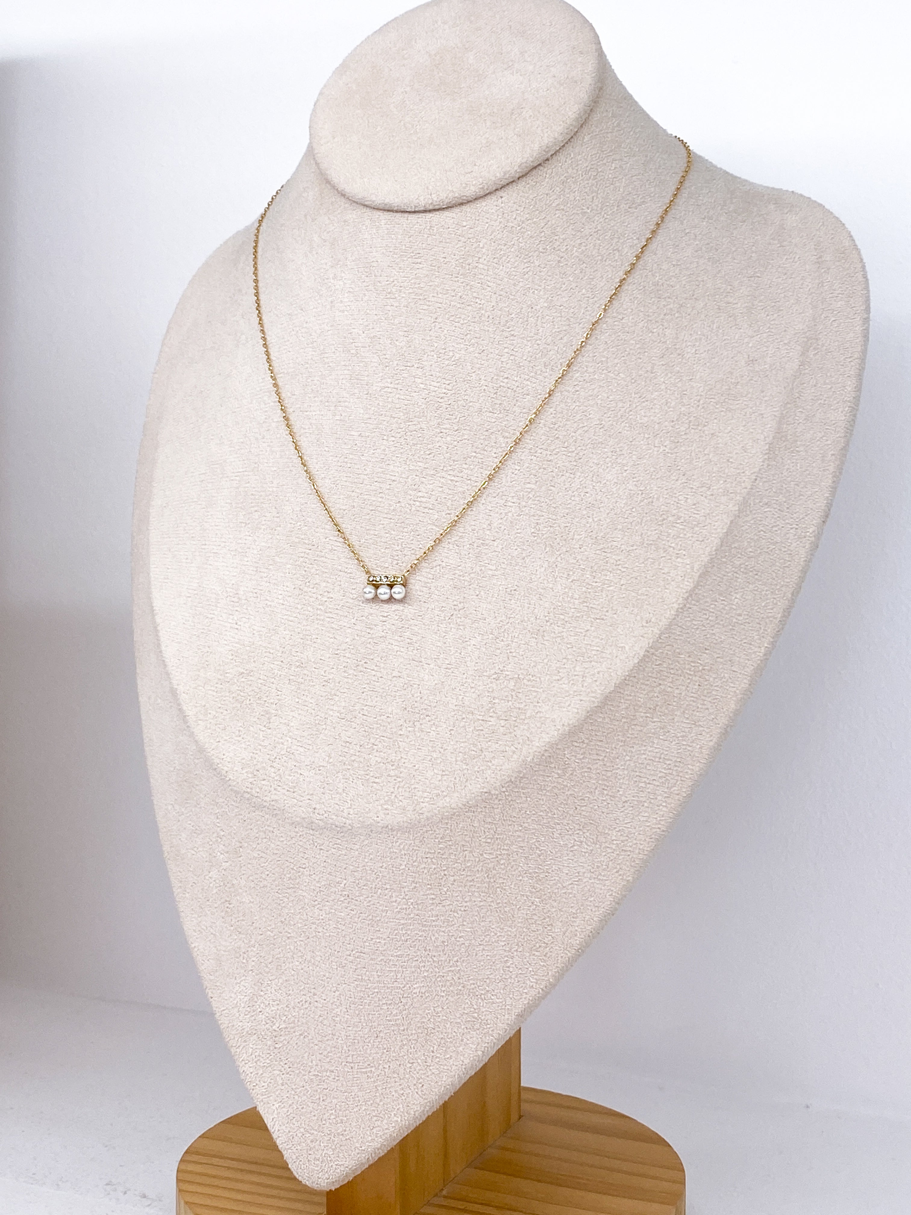 Collier doré sur chaîne fine strass et perles nacre