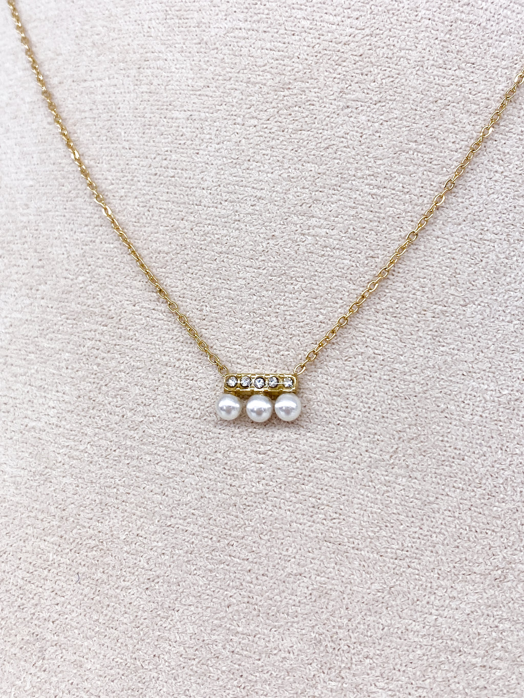 Collier doré sur chaîne fine strass et perles nacre
