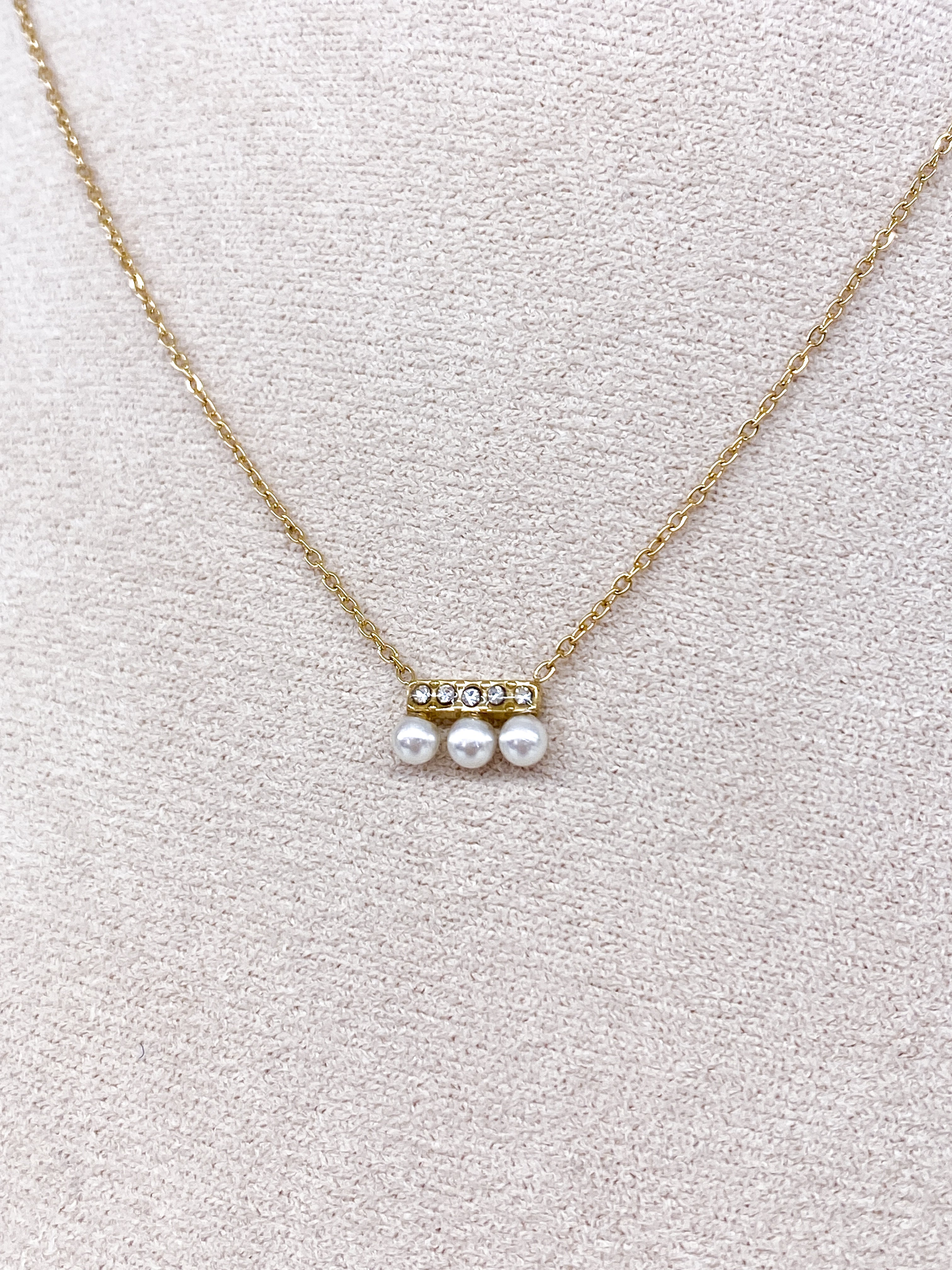 Collier doré sur chaîne fine strass et perles nacre