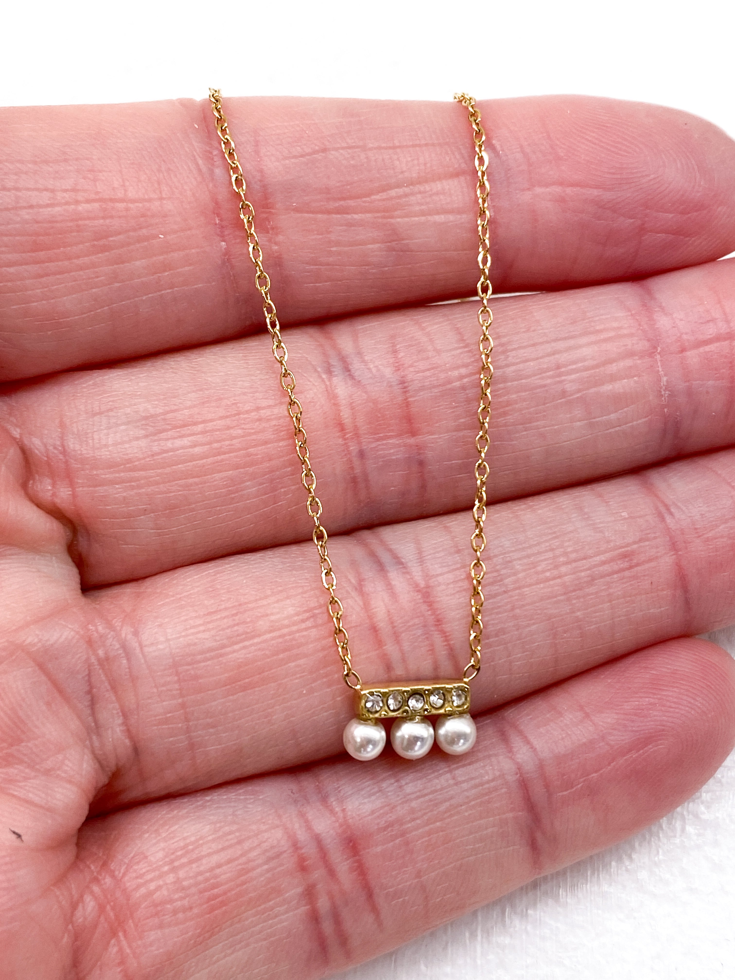 Collier doré sur chaîne fine strass et perles nacre