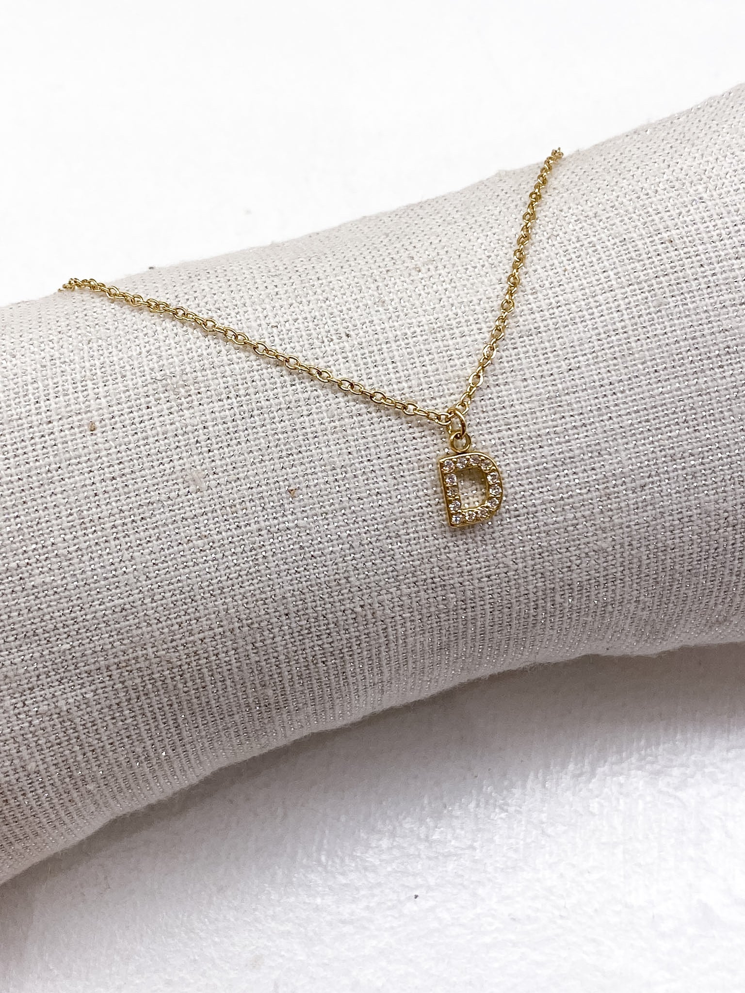 Collier doré personnalisé avec initiale ornée de strass