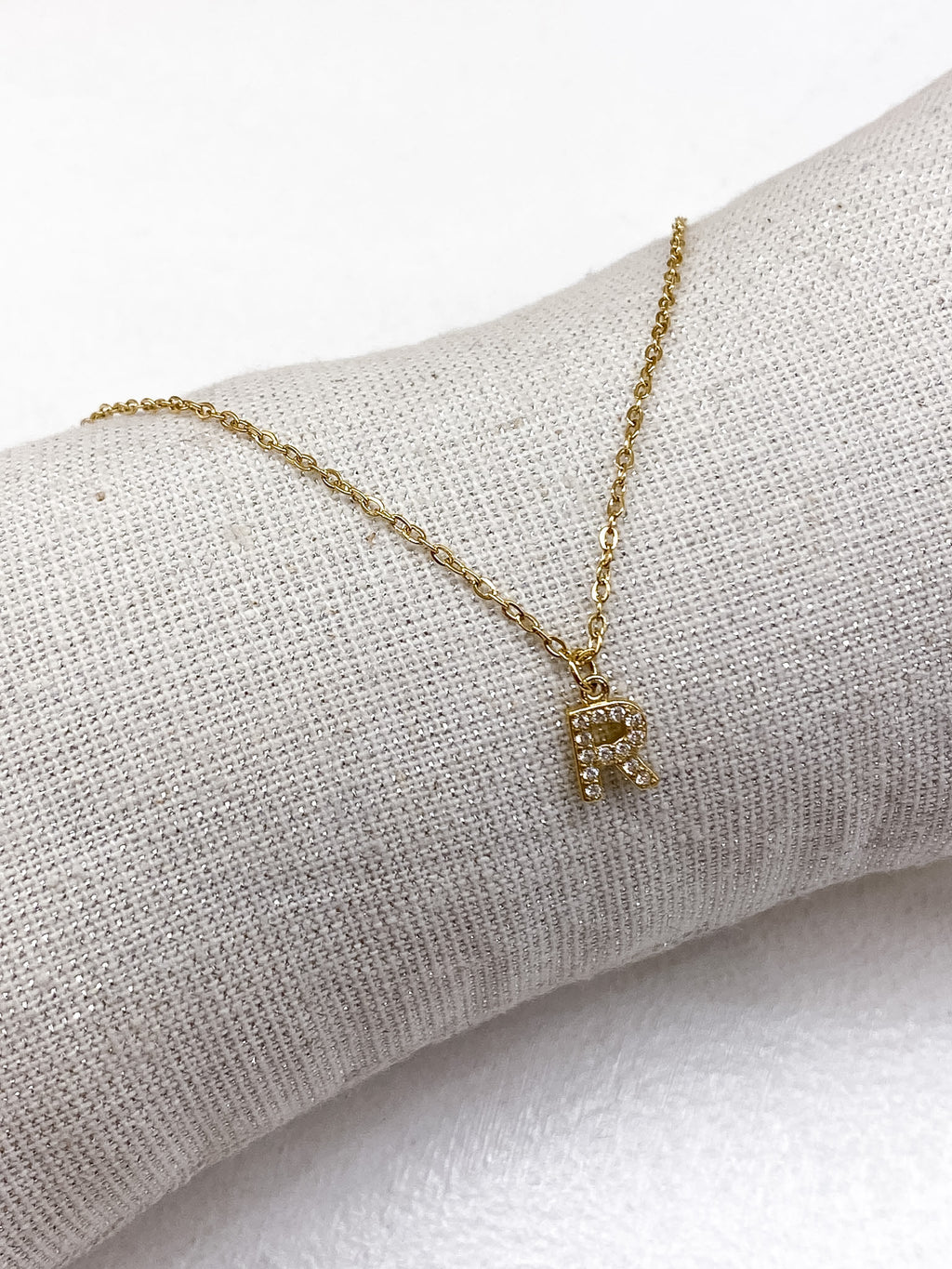 Collier doré personnalisé avec initiale ornée de strass