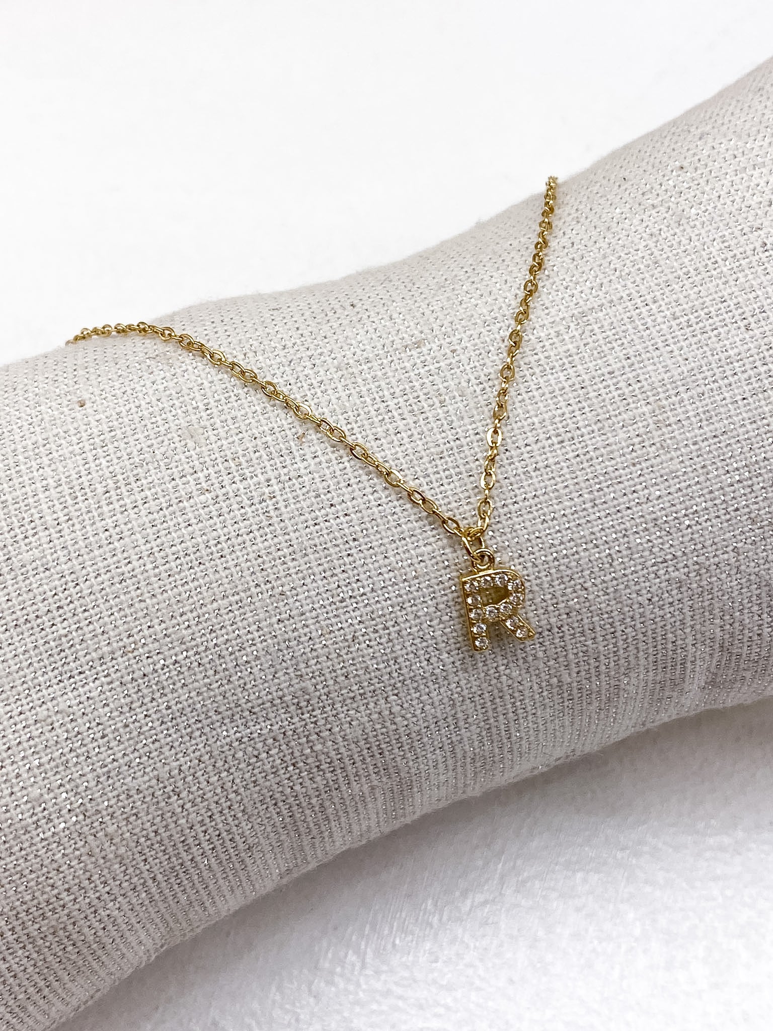 Collier doré personnalisé avec initiale ornée de strass