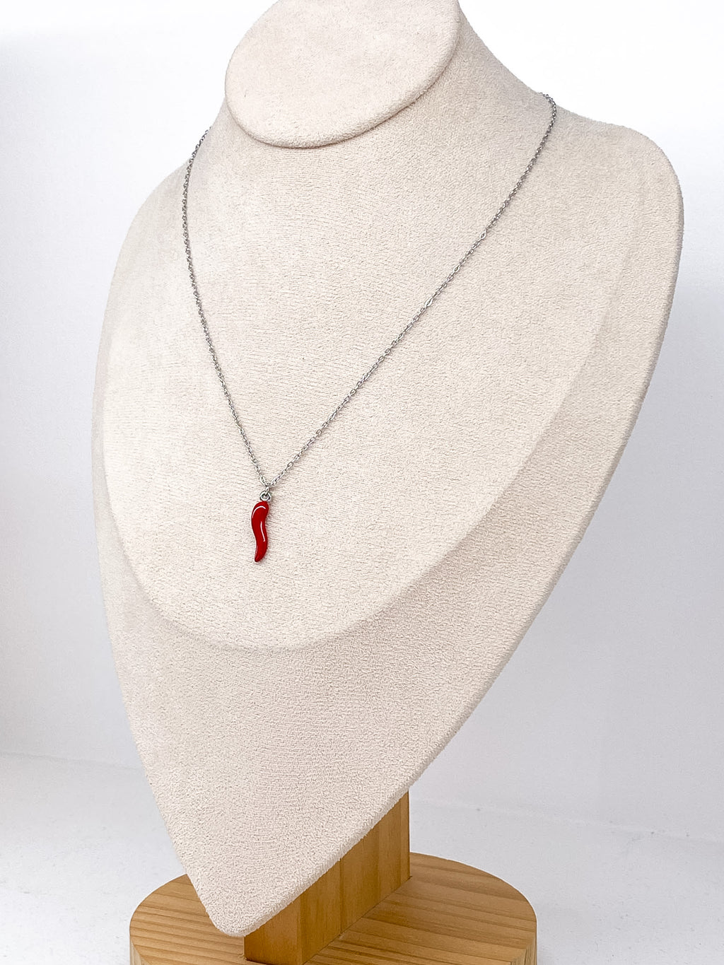 Collier fin avec pendentif piment rouge