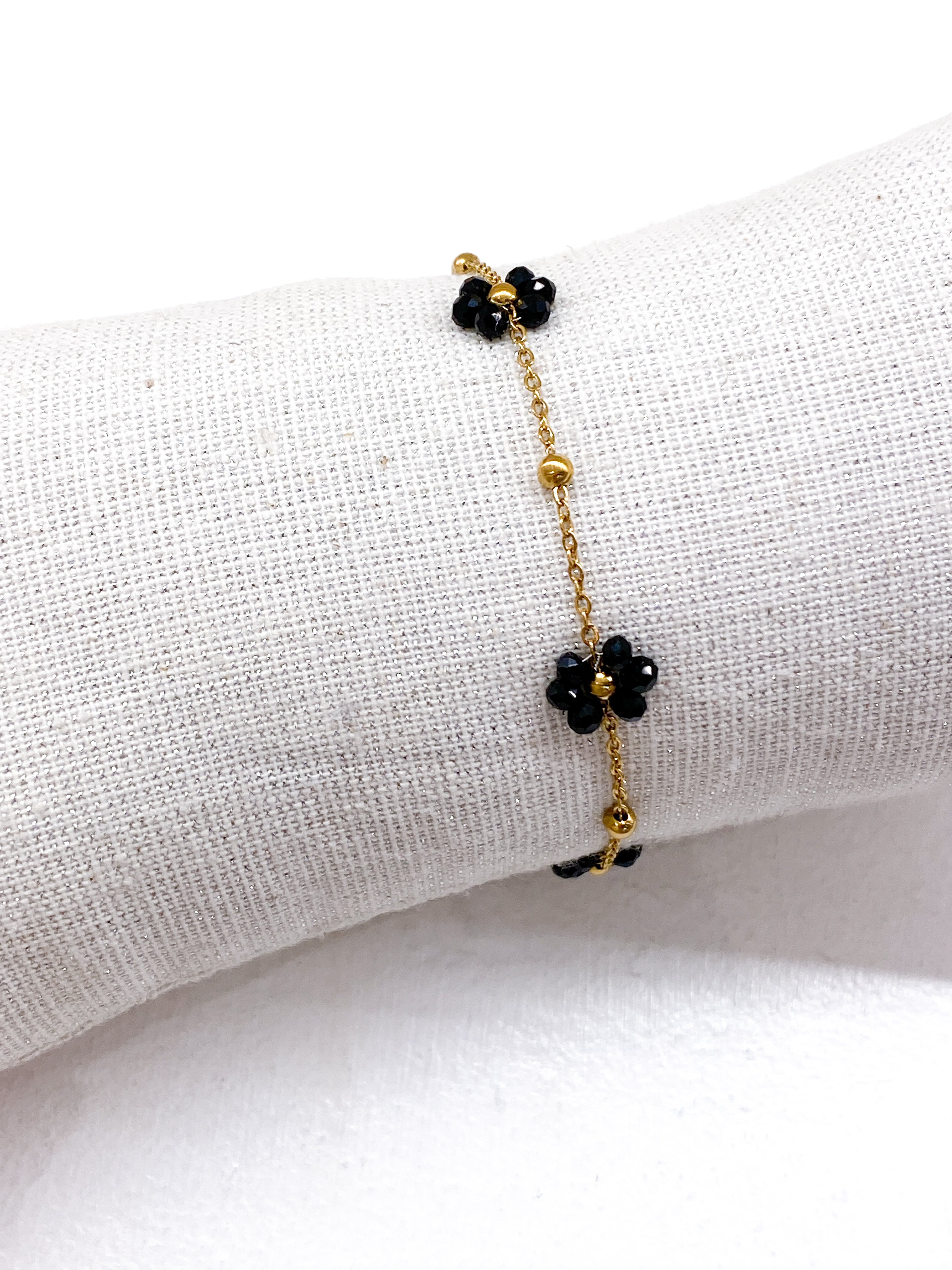 Bracelet fin fleurs noires en perles de verre