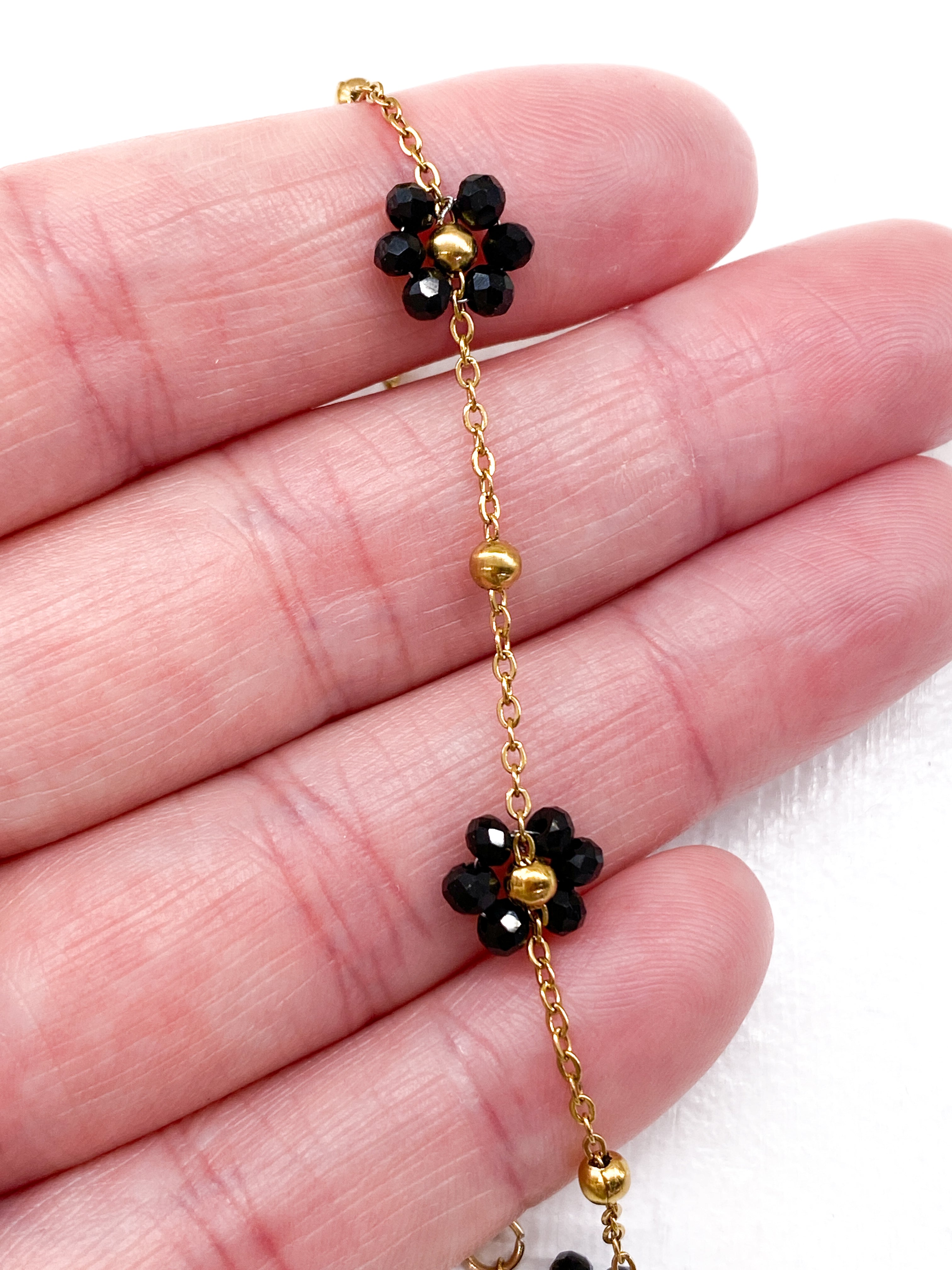 Bracelet fin fleurs noires en perles de verre