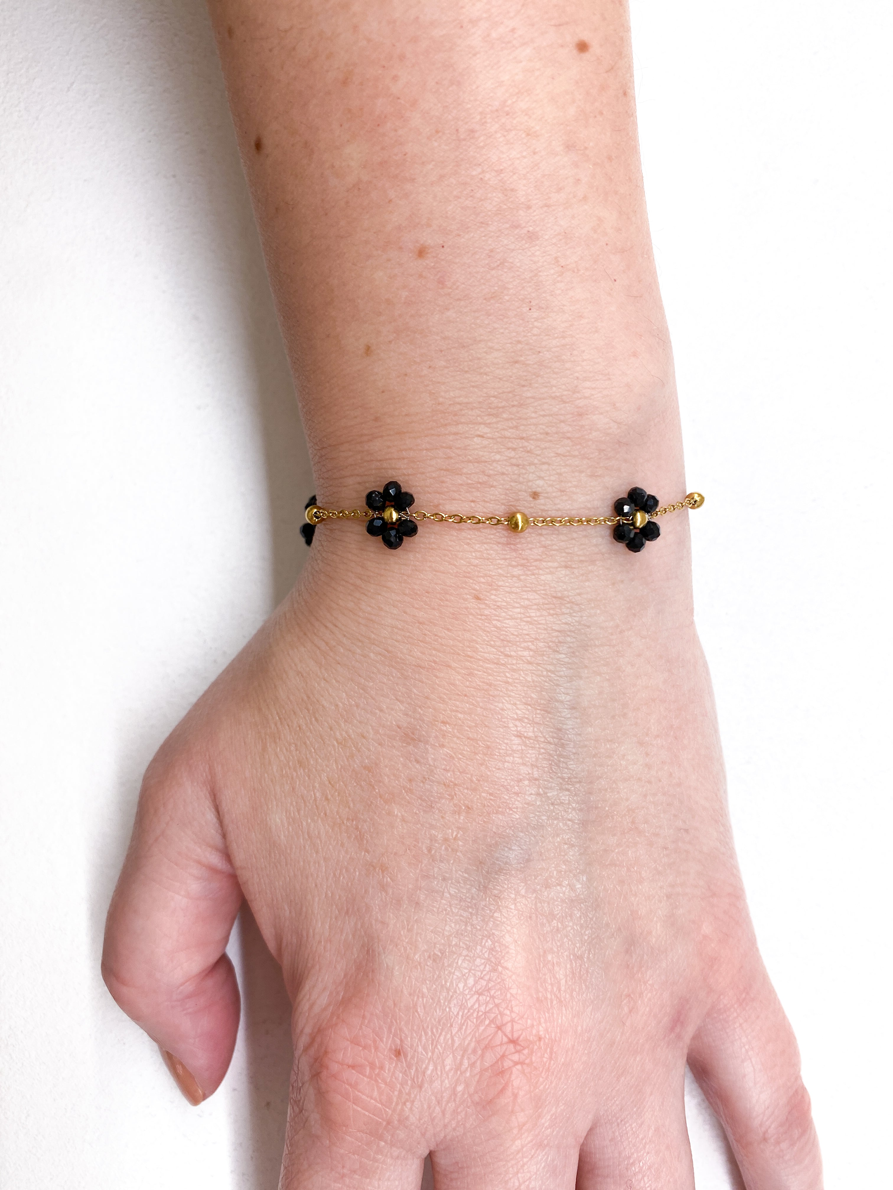 Bracelet fin fleurs noires en perles de verre