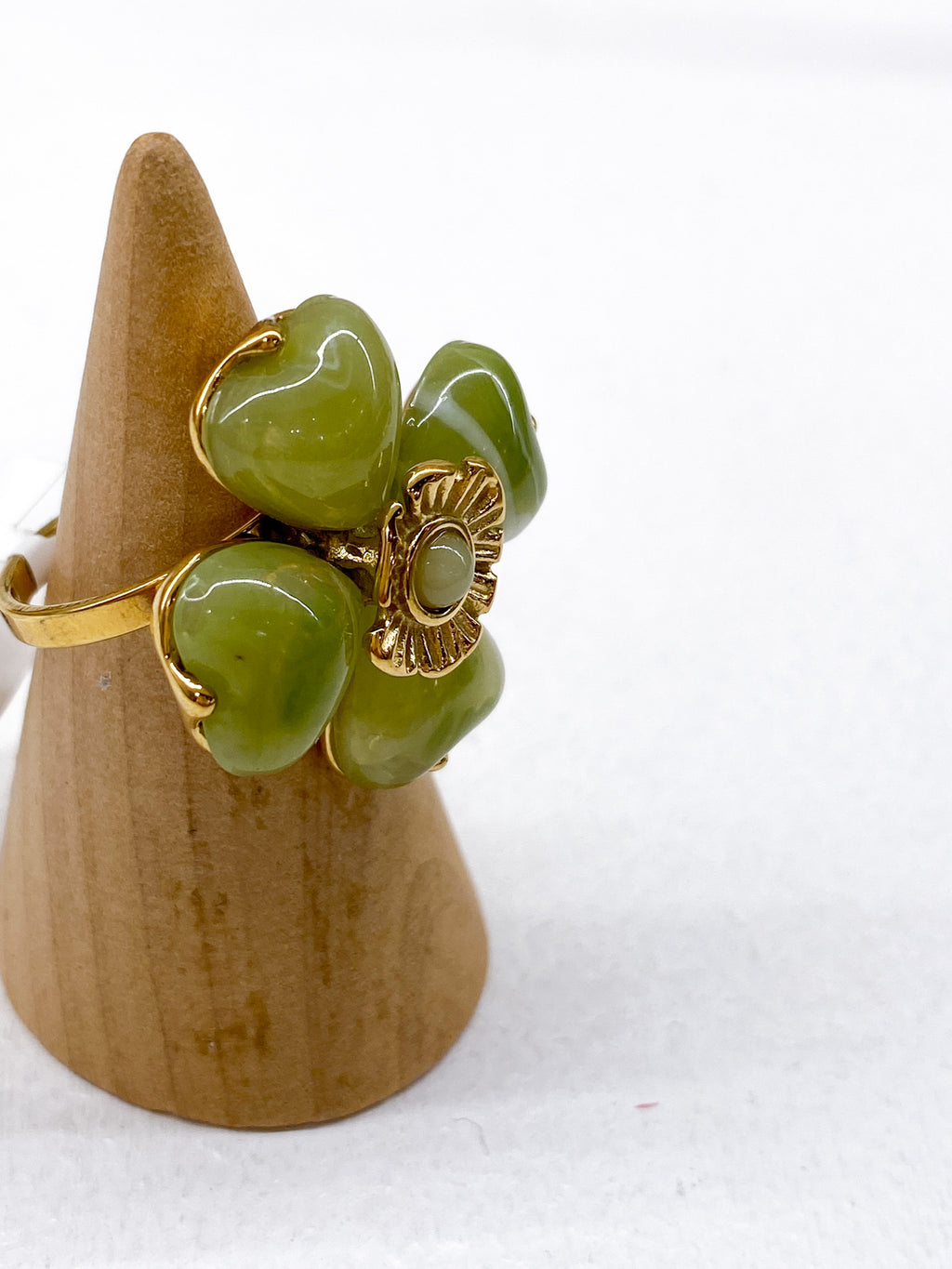 Bague doré avec fleur verte en acétate marbré
