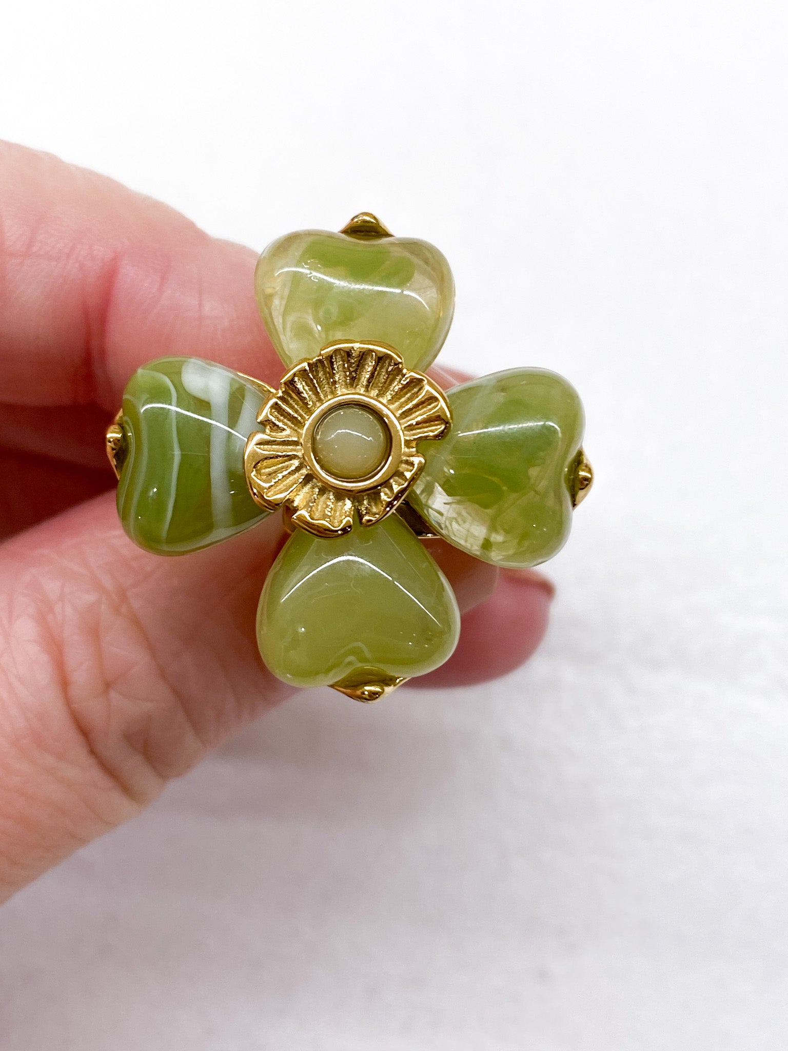 Bague doré avec fleur verte en acétate marbré