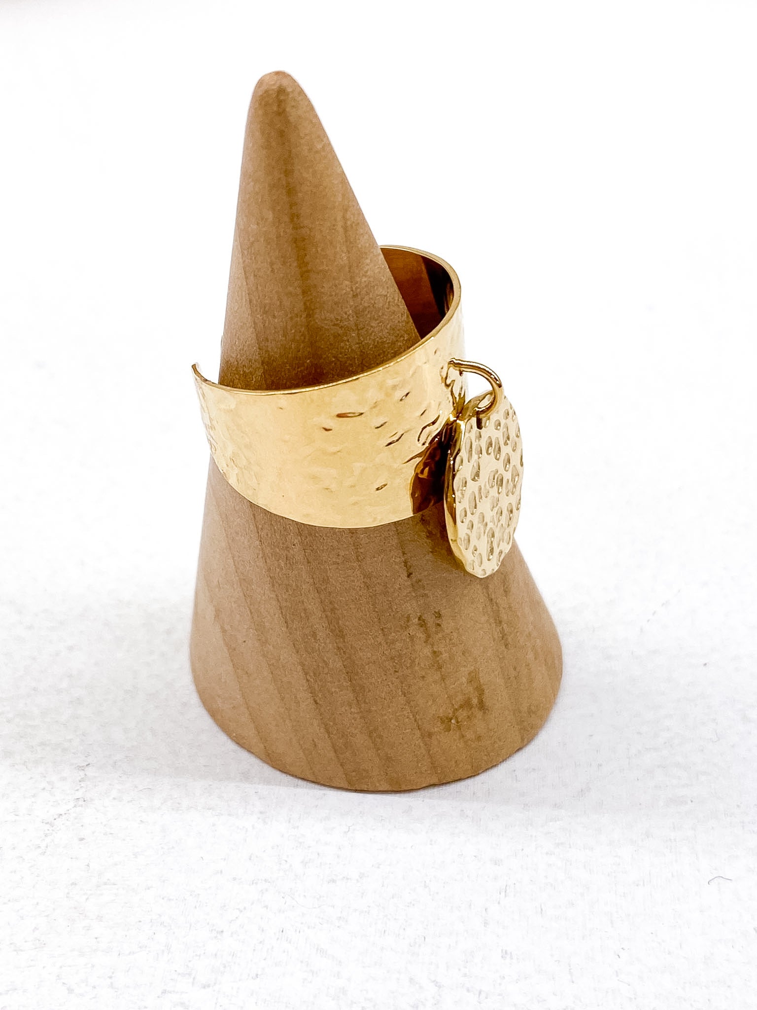 Bague large martelée avec pampille ronde martelée