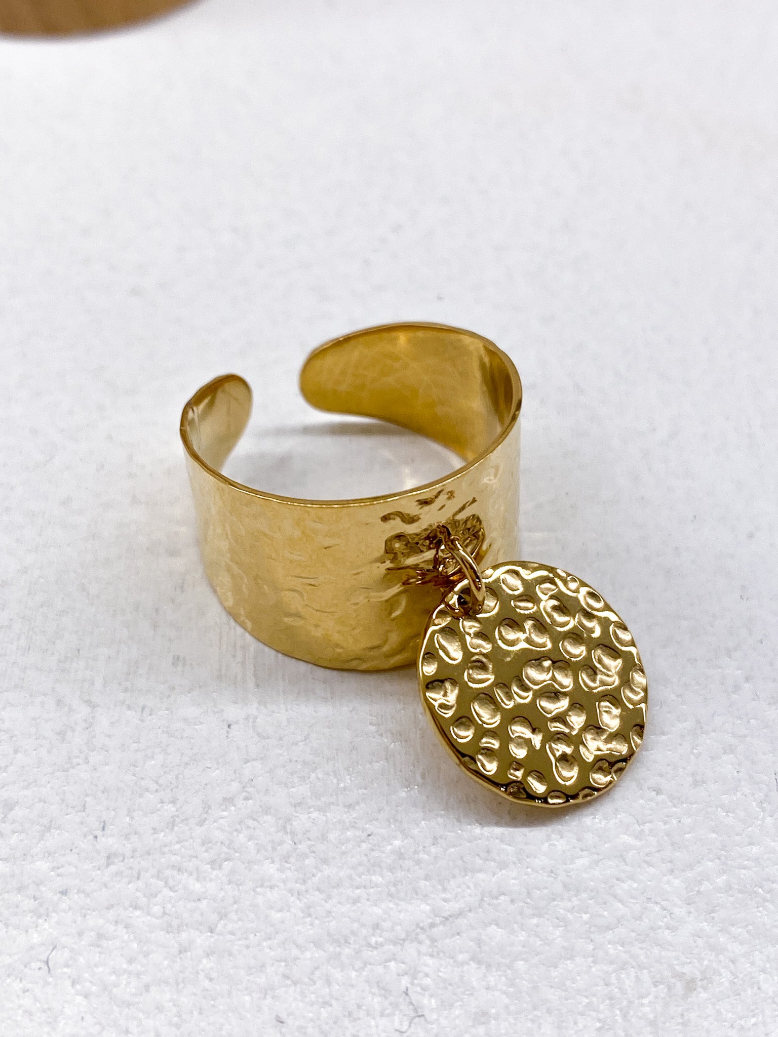 Bague large martelée avec pampille ronde martelée