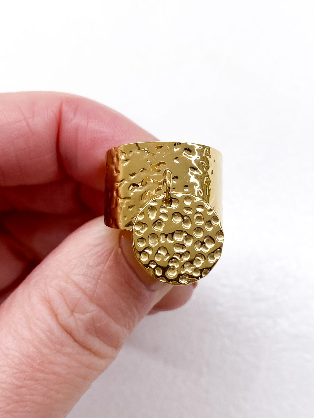 Bague large martelée avec pampille ronde martelée