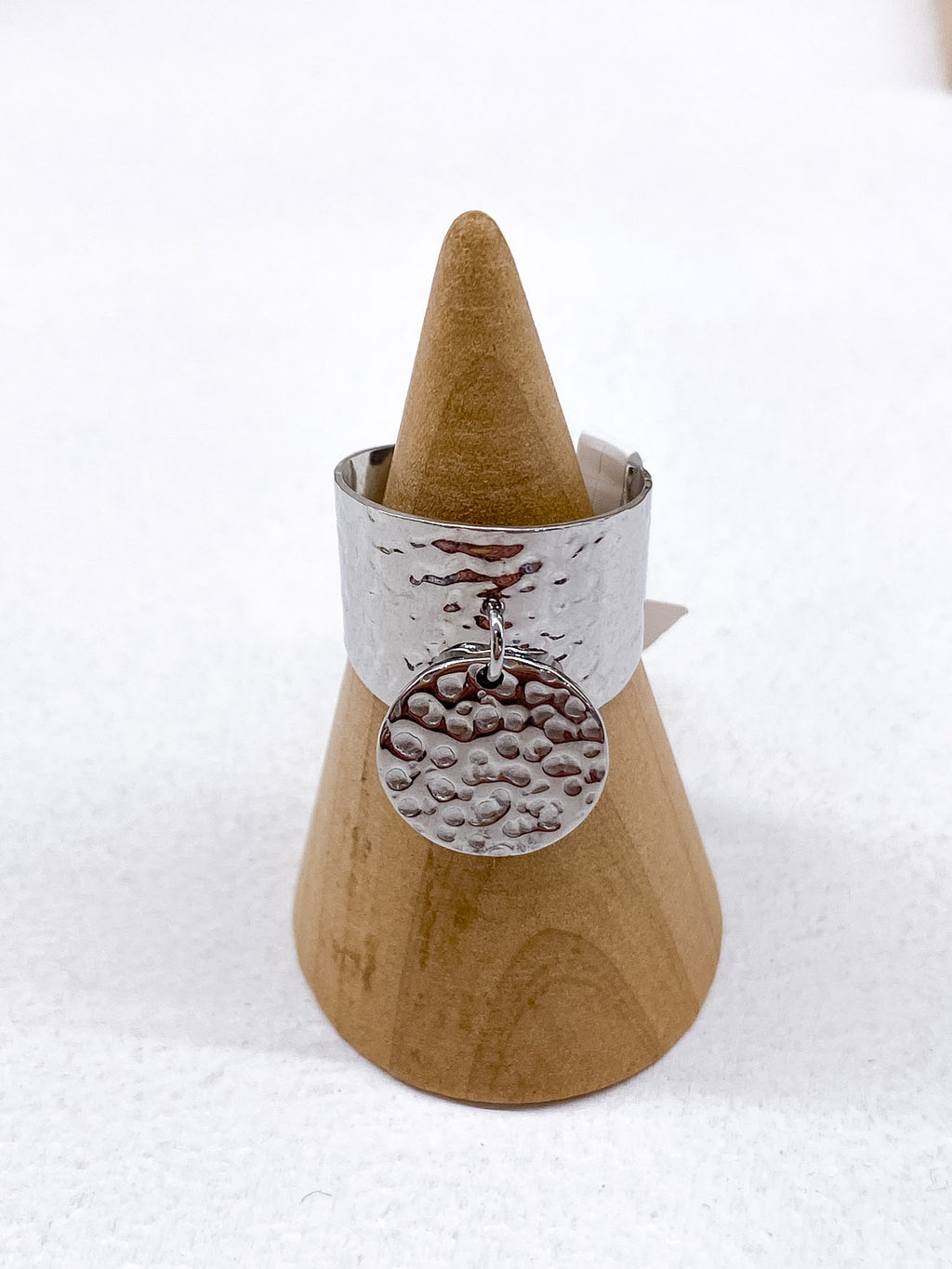 Bague large martelée avec pampille ronde martelée