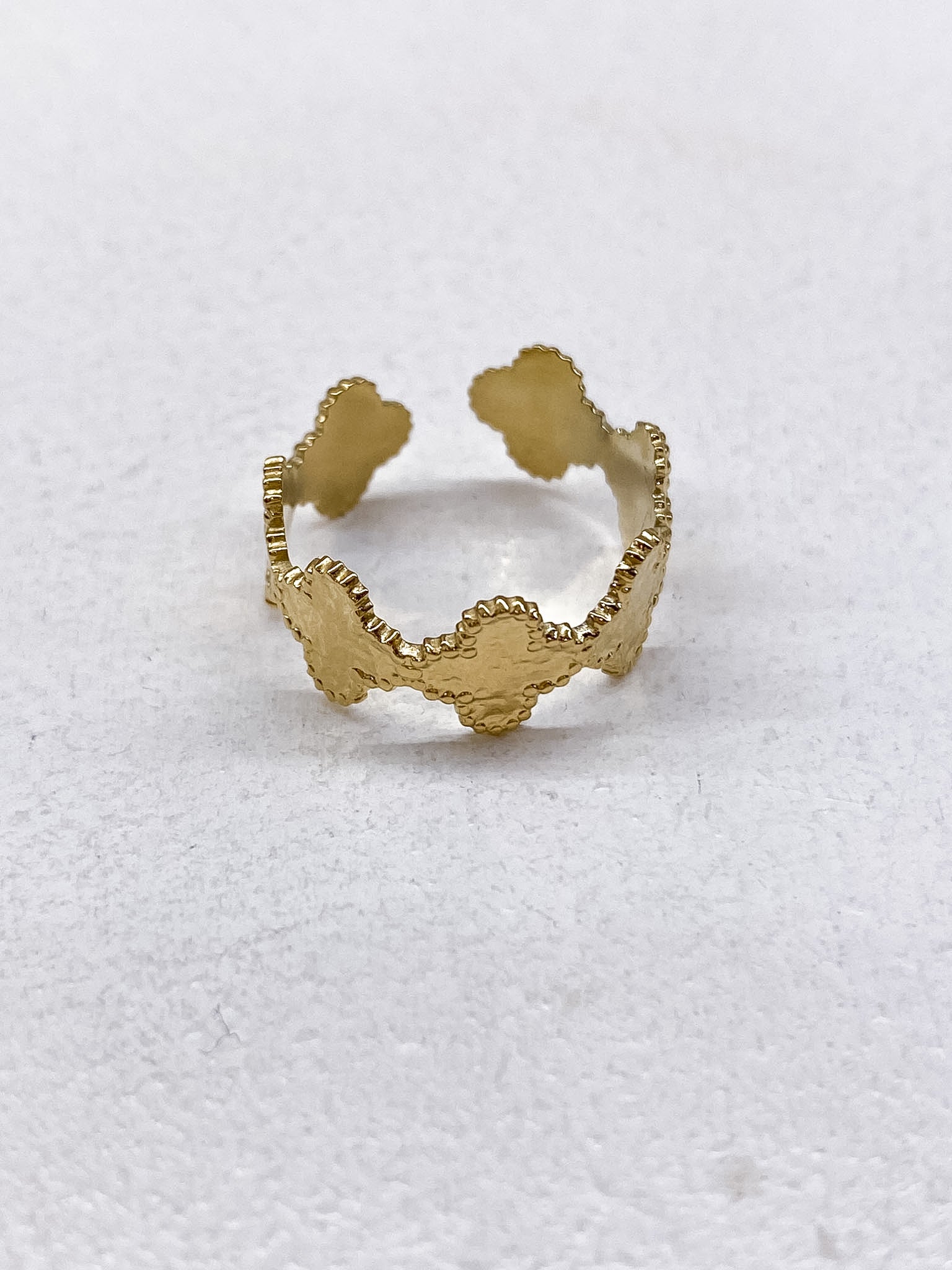 Bague fine en acier inoxydable trèfles martelés