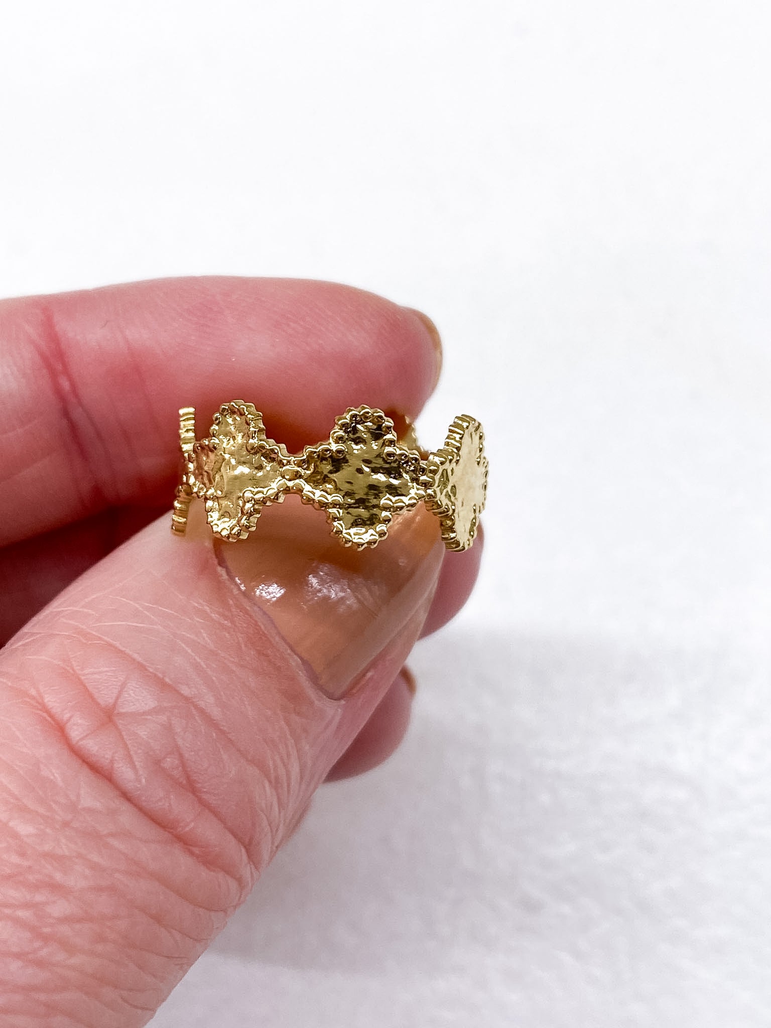 Bague fine en acier inoxydable trèfles martelés