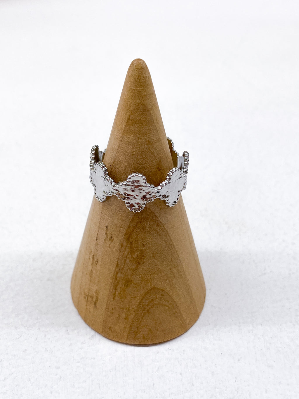 Bague fine en acier inoxydable trèfles martelés