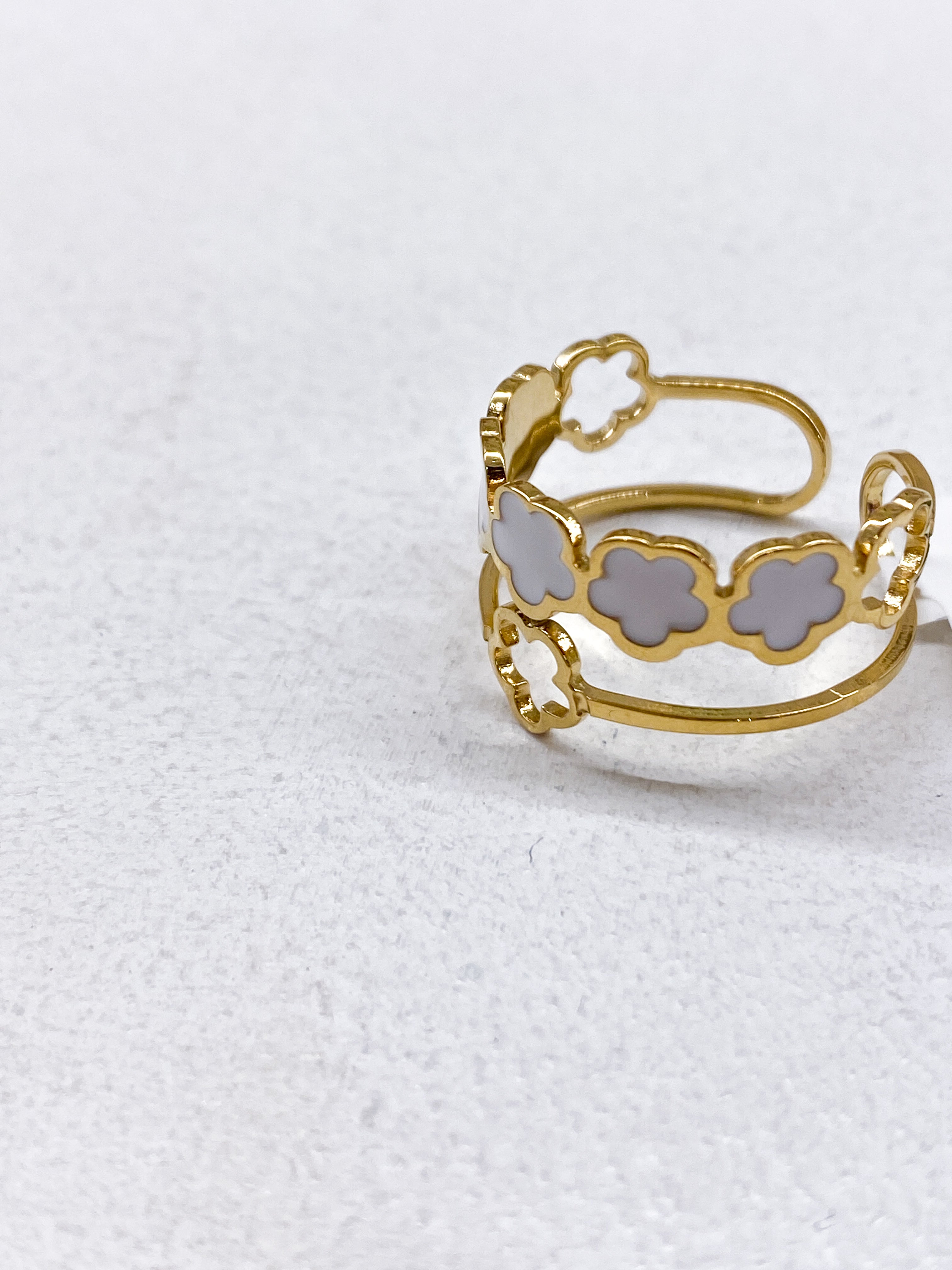 Bague doré double rang trèfles émail blanc