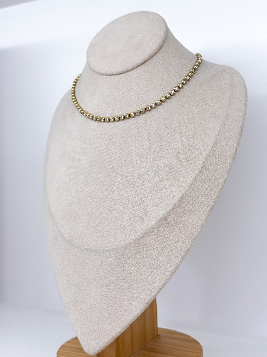 Collier ras-de-cou doré à strass ronds colorés