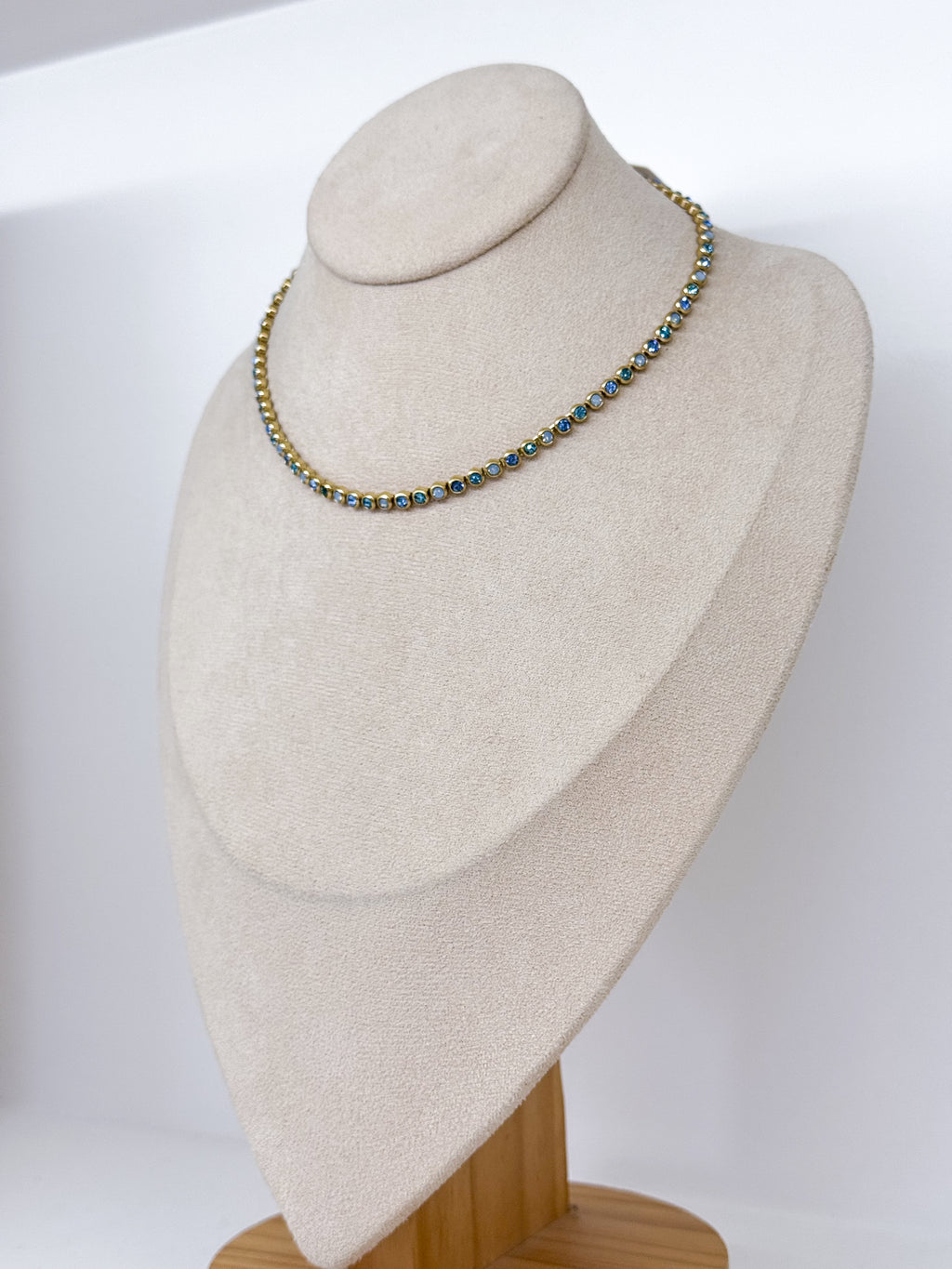 Collier ras-de-cou doré à strass ronds colorés