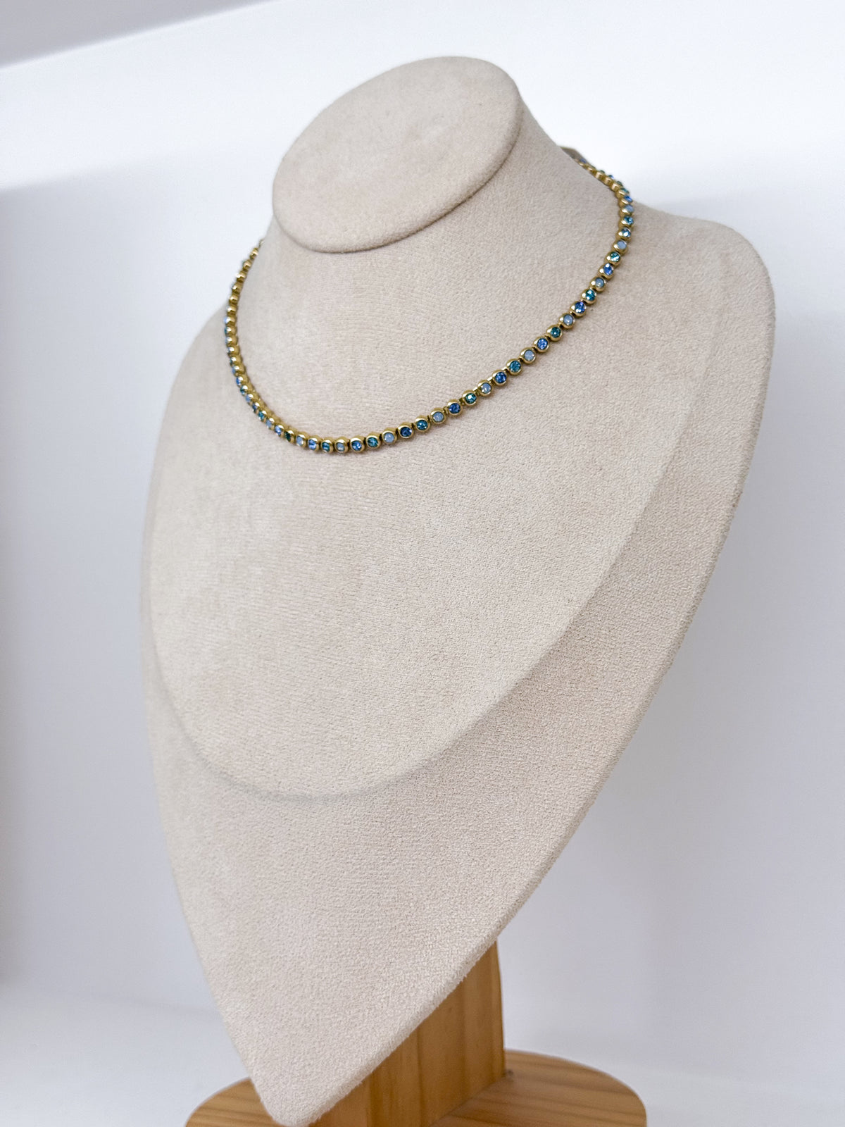 Collier ras-de-cou doré à strass ronds colorés