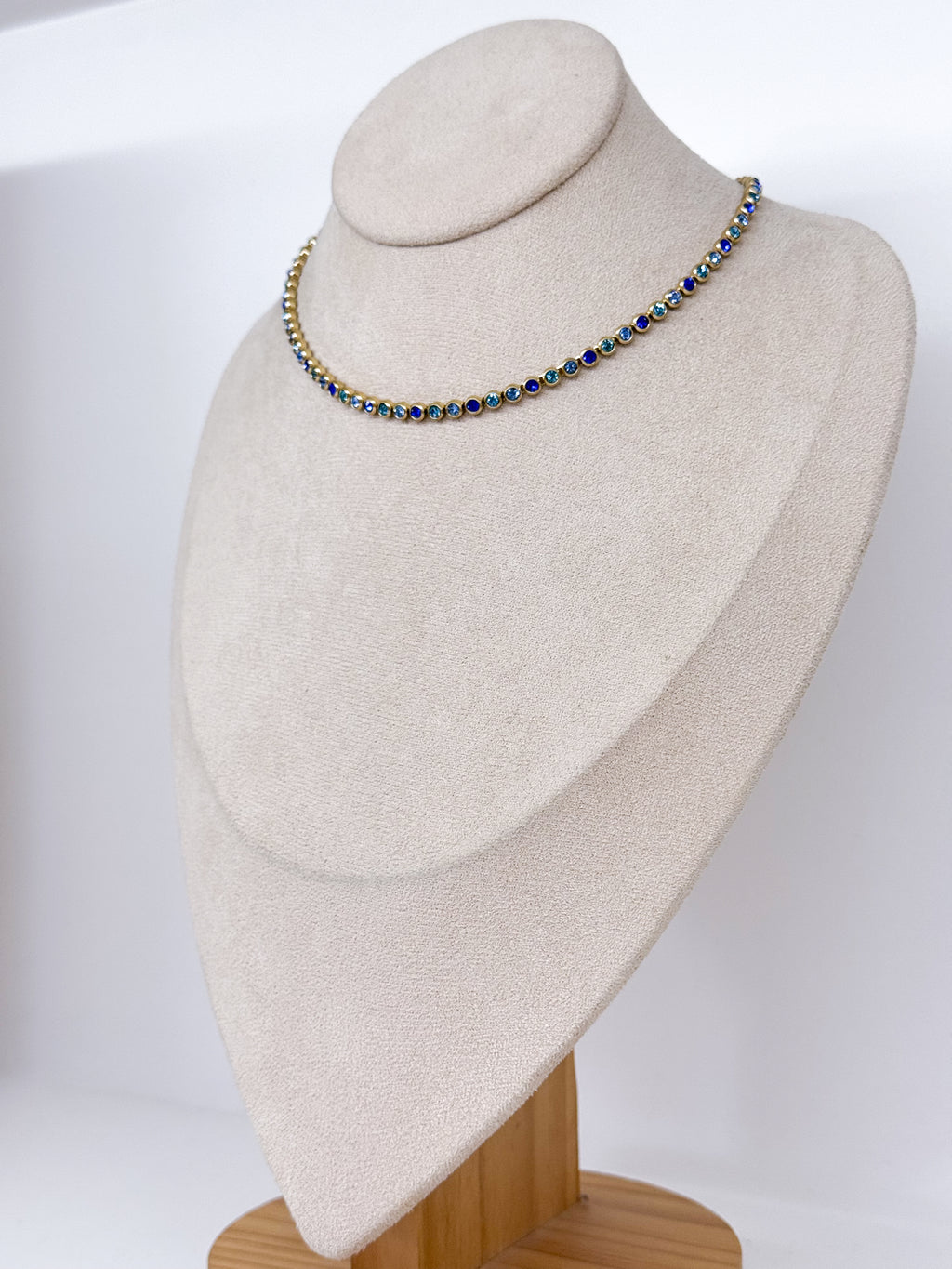 Collier ras-de-cou doré à strass ronds colorés