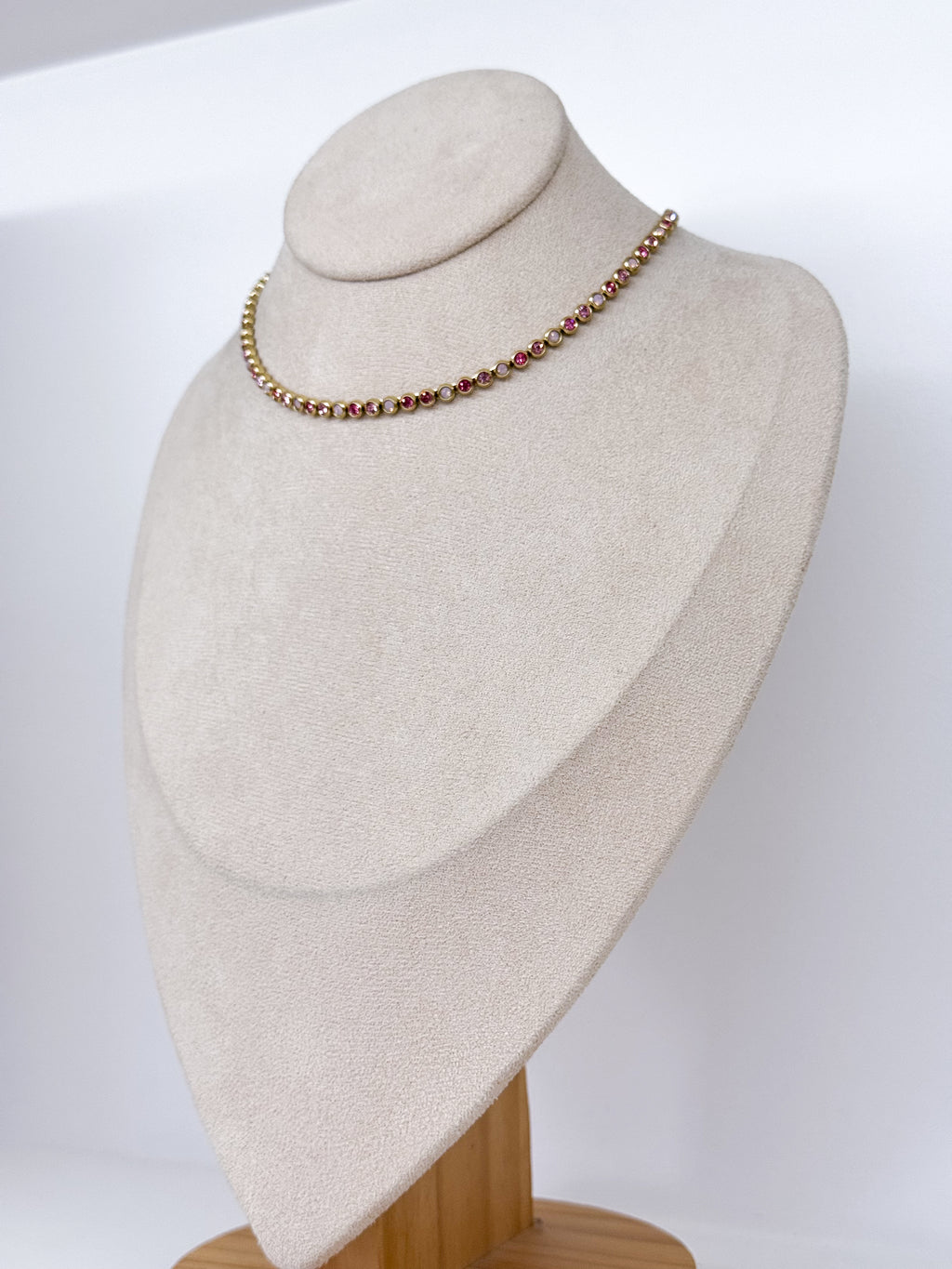 Collier ras-de-cou doré à strass ronds colorés