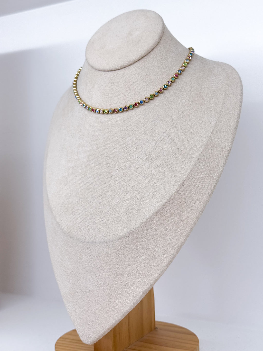 Collier ras-de-cou doré à strass ronds colorés