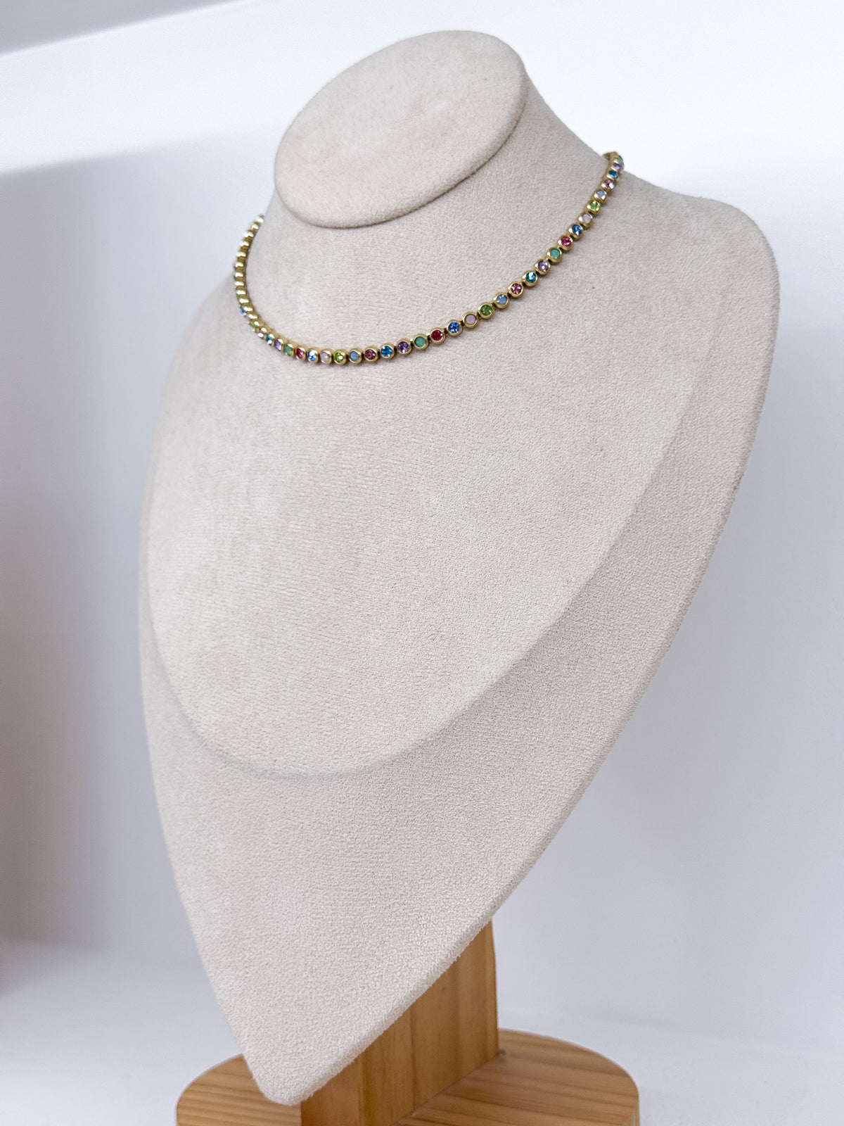 Collier ras-de-cou doré à strass ronds colorés