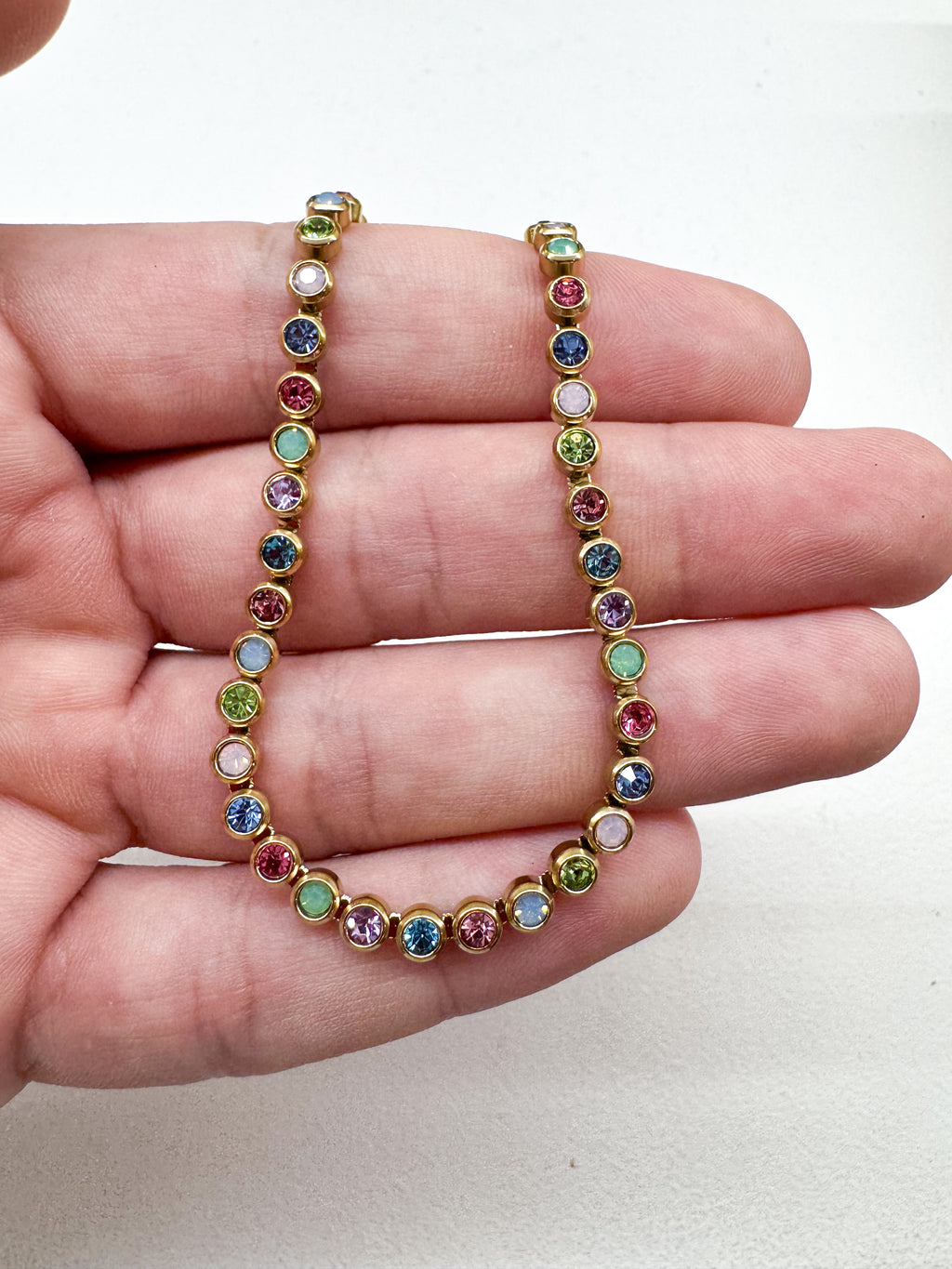 Collier ras-de-cou doré à strass ronds colorés