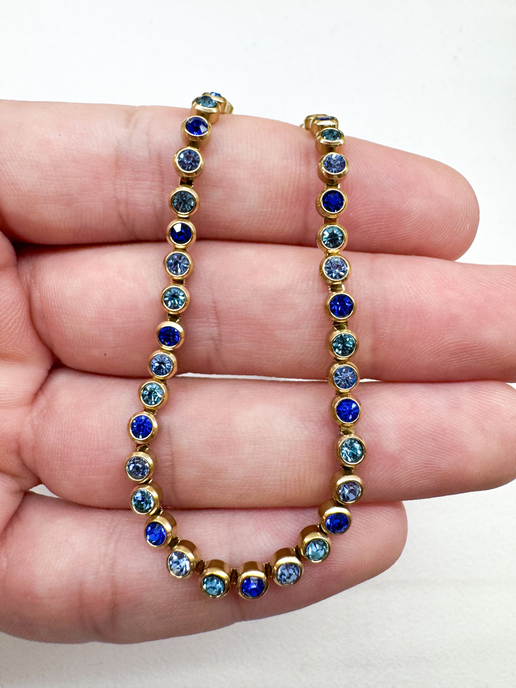 Collier ras-de-cou doré à strass ronds colorés