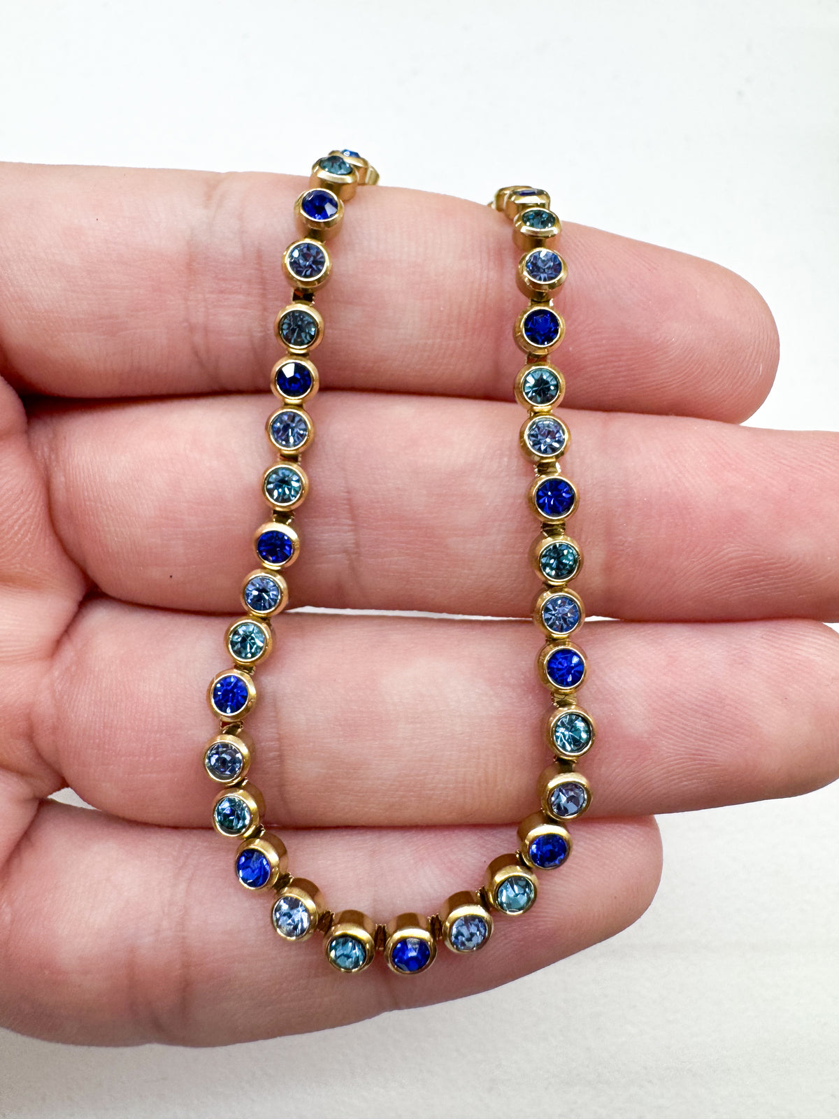 Collier ras-de-cou doré à strass ronds colorés