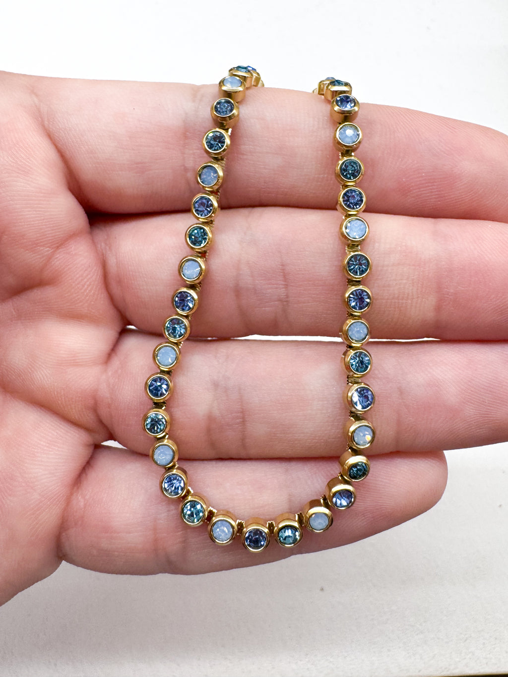 Collier ras-de-cou doré à strass ronds colorés