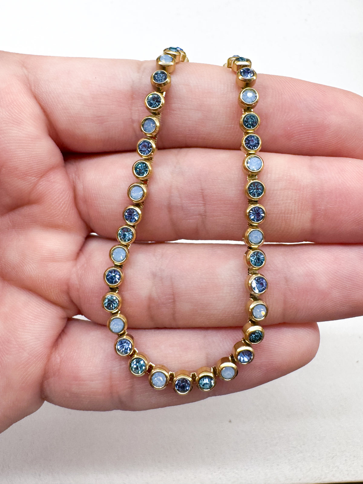 Collier ras-de-cou doré à strass ronds colorés