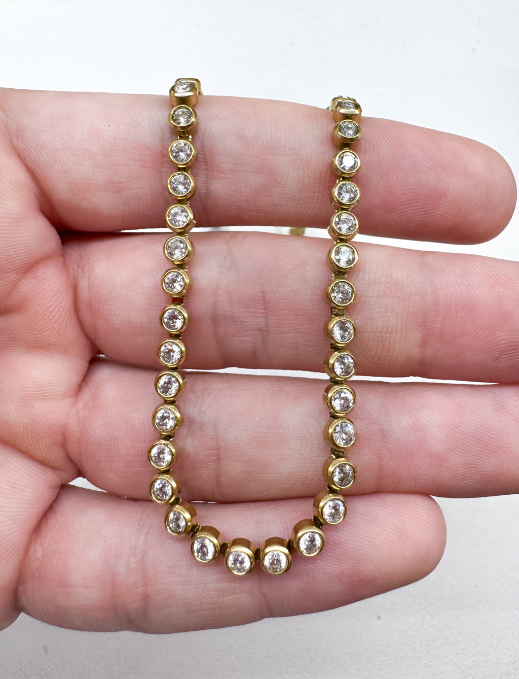 Collier ras-de-cou doré à strass ronds colorés