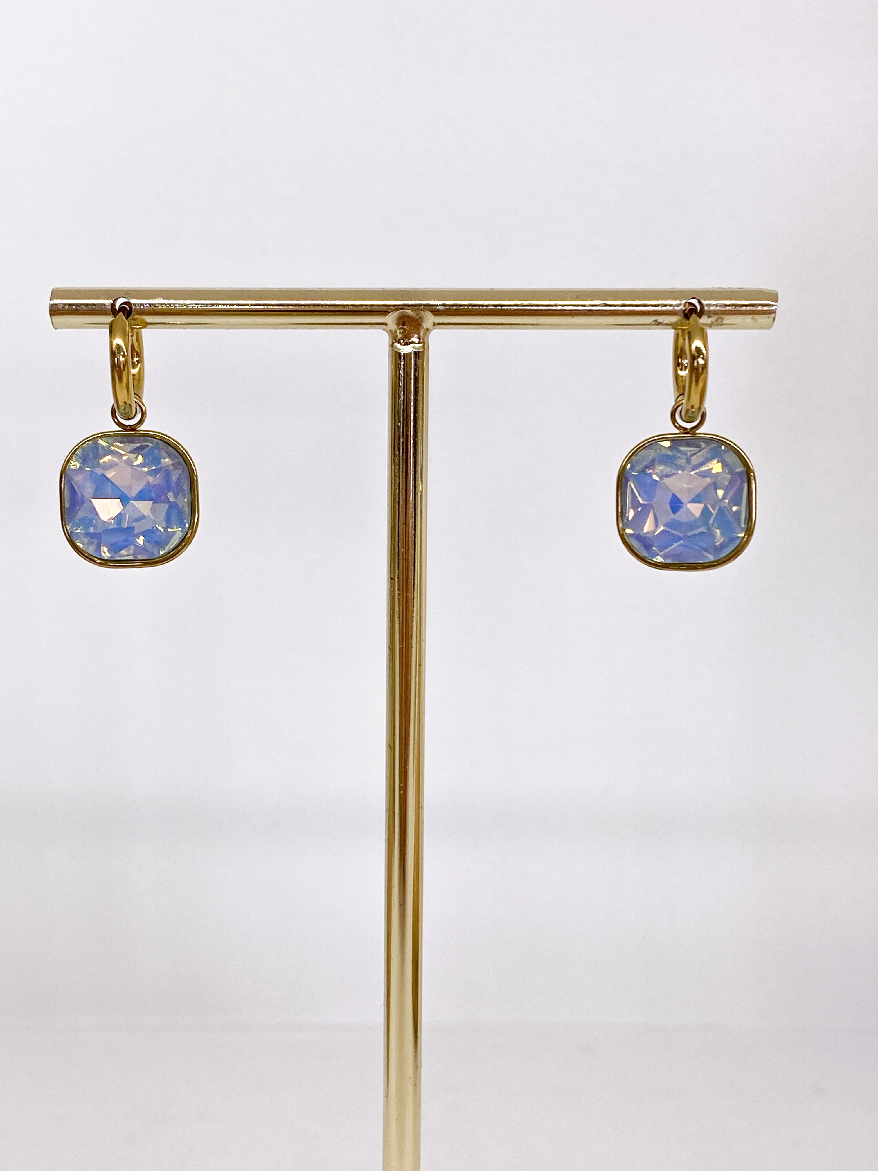 Créoles dorées avec pendentif carré en pâte de verre