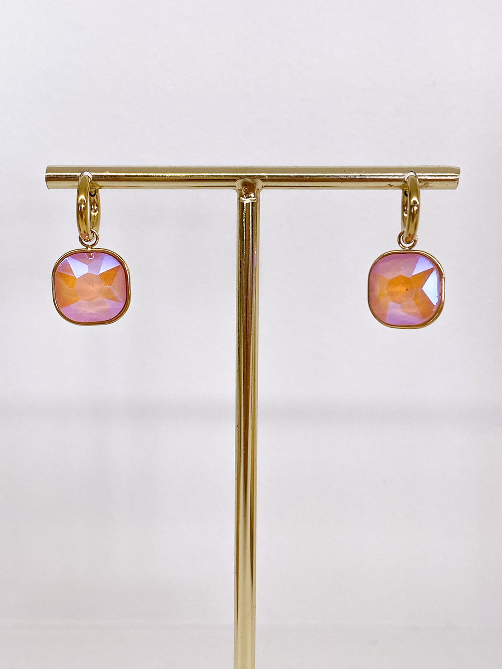 Créoles dorées avec pendentif carré en pâte de verre