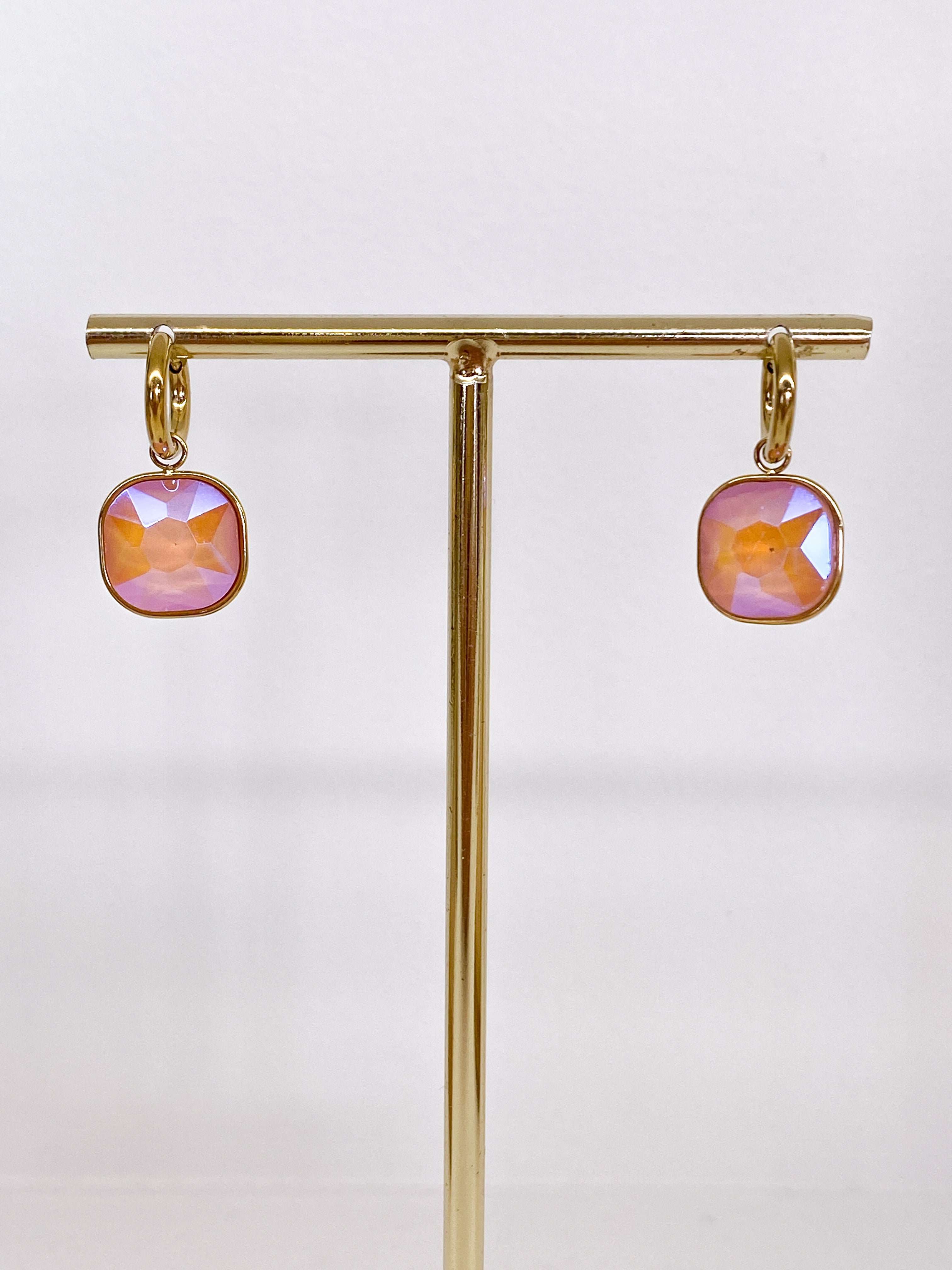 Créoles dorées avec pendentif carré en pâte de verre