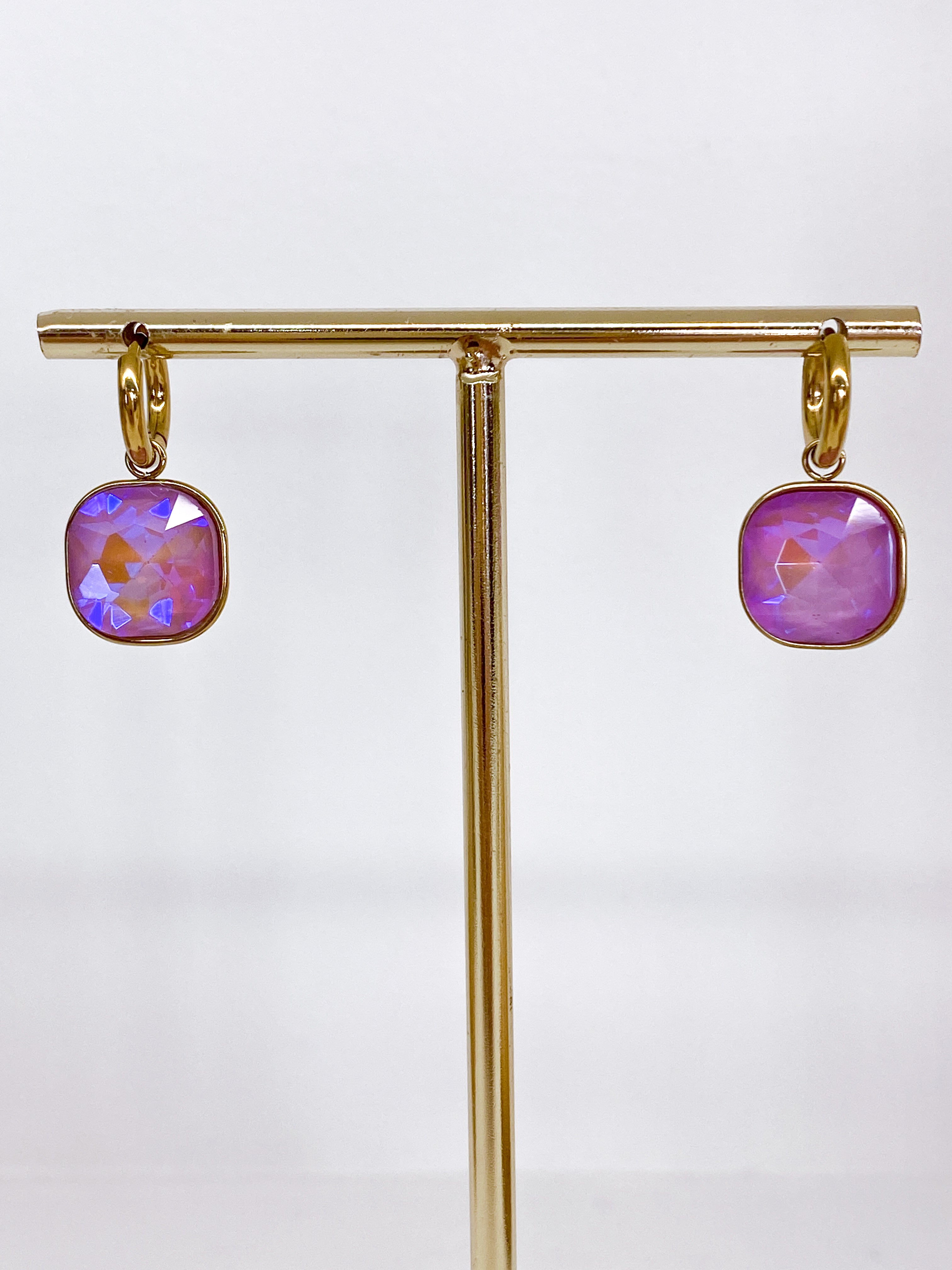 Créoles dorées avec pendentif carré en pâte de verre