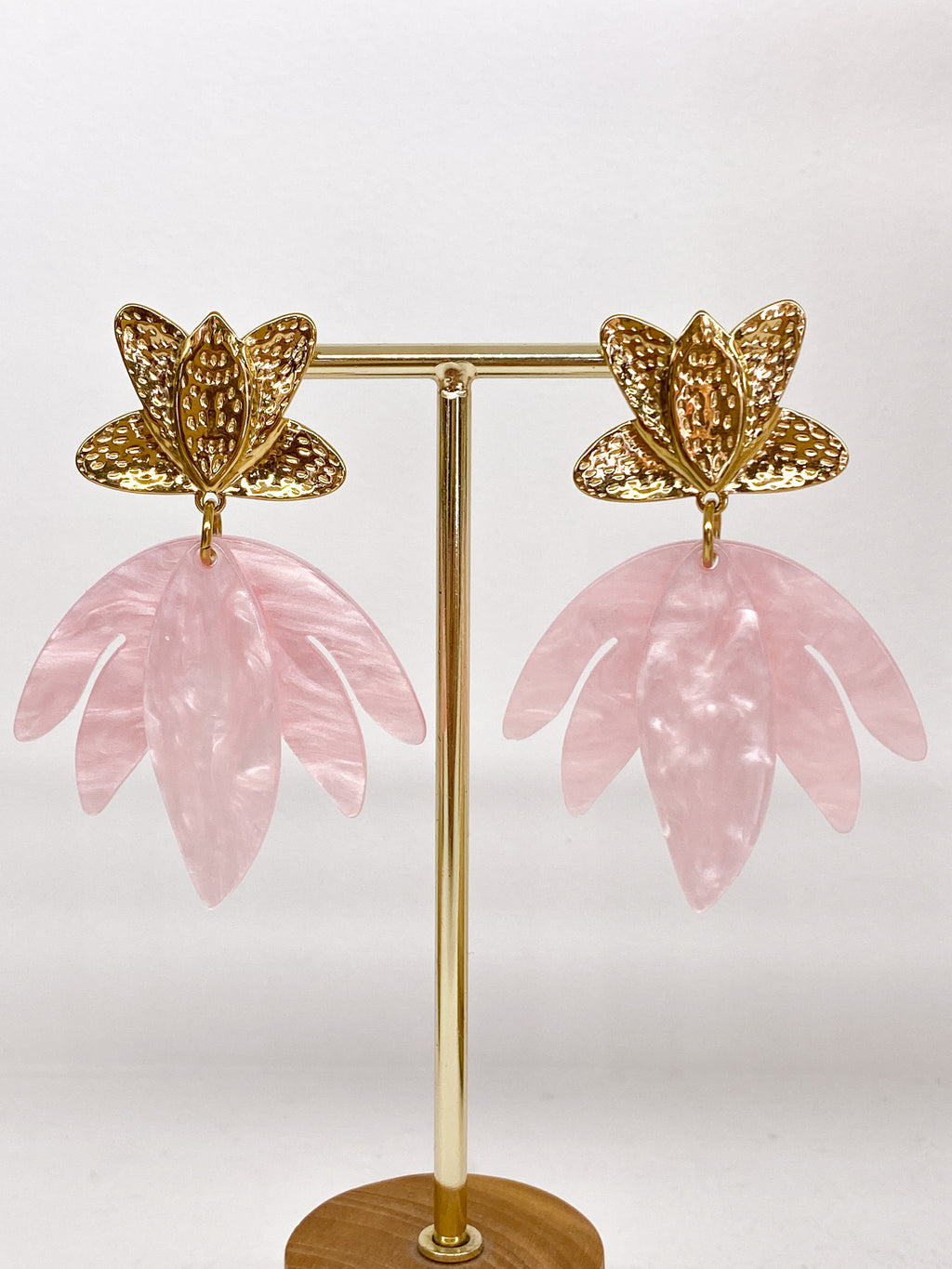 Boucles d’oreilles dorées martelées et pétales acétate