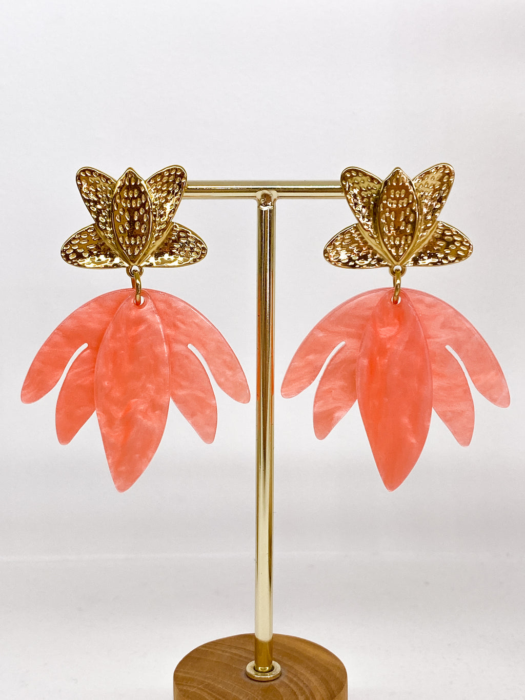 Boucles d’oreilles dorées martelées et pétales acétate