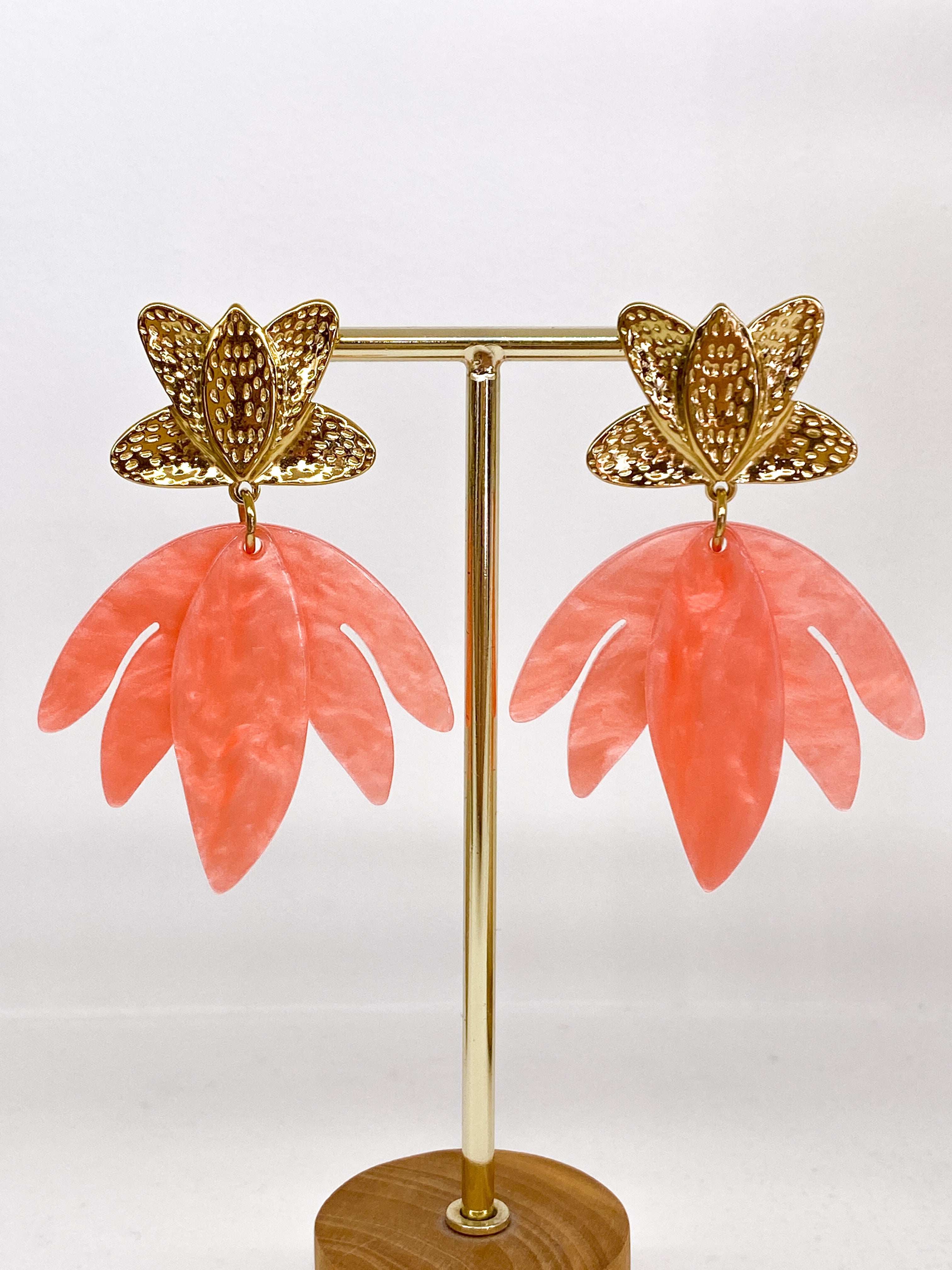 Boucles d’oreilles dorées martelées et pétales acétate