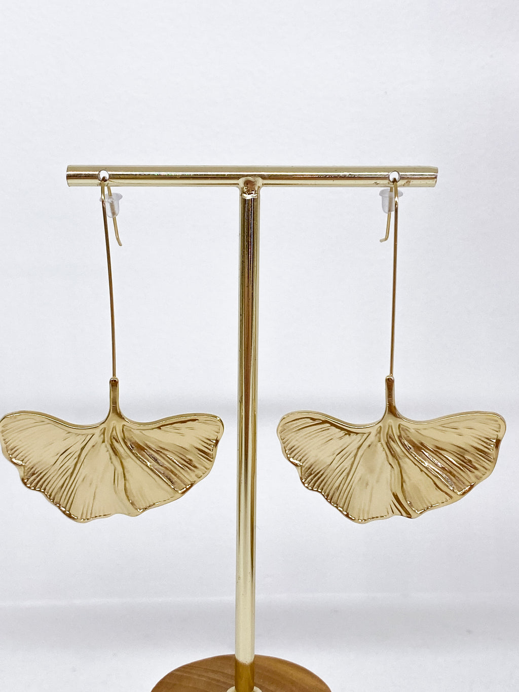 Boucles d’oreilles dorées longues feuille ginkgo