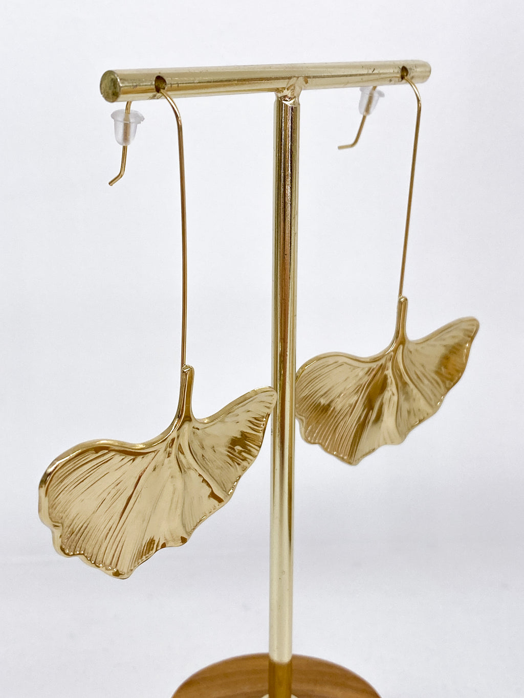 Boucles d’oreilles dorées longues feuille ginkgo