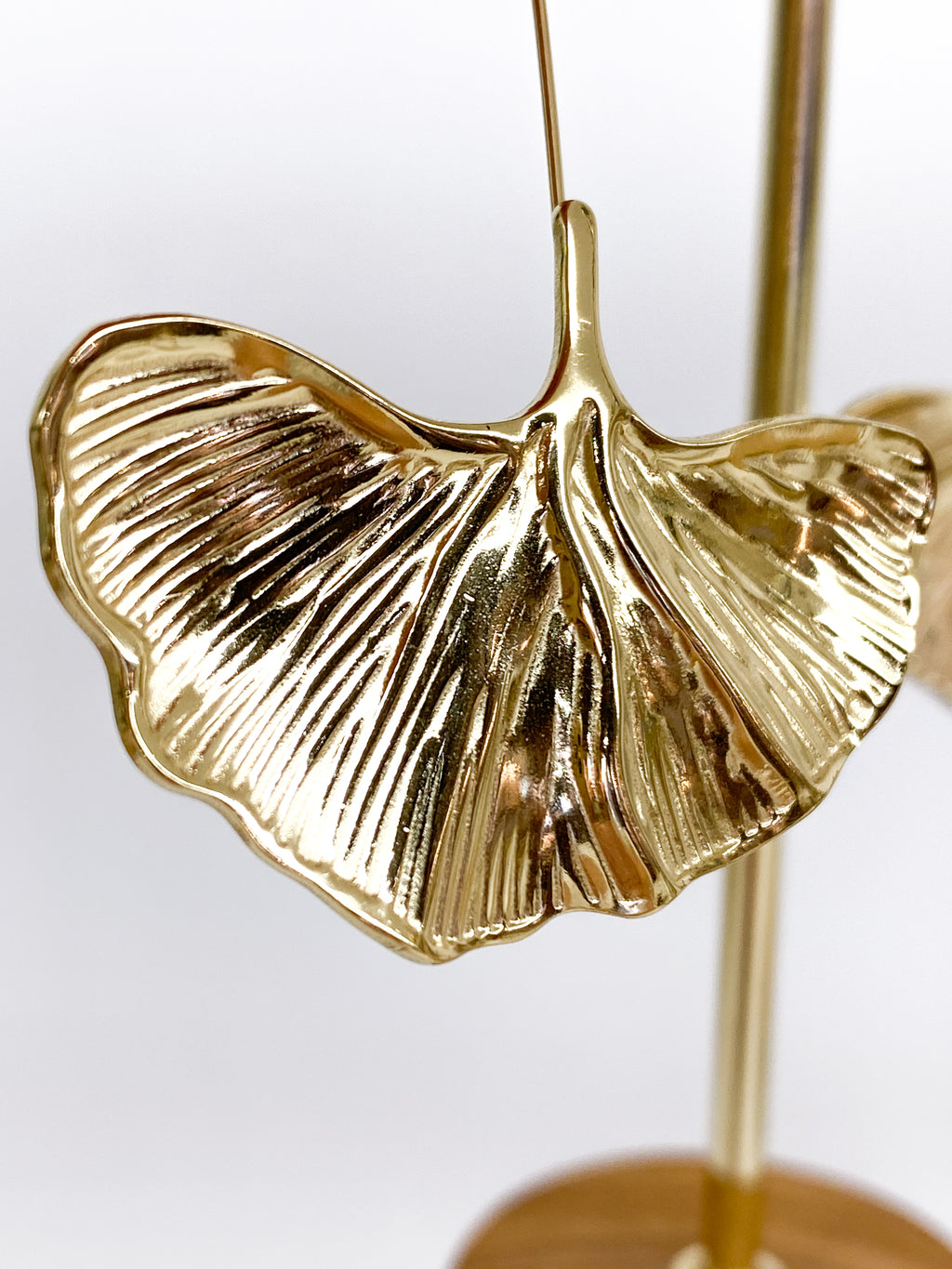 Boucles d’oreilles dorées longues feuille ginkgo